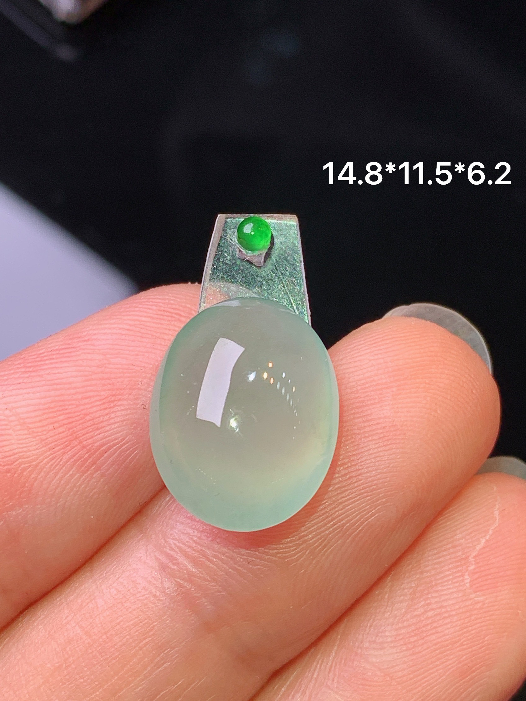 镶嵌款 冰种蛋面吊坠 玉质细腻 色泽艳丽清新 水润亮眼 整体尺寸14.8*11.5*6.2*2x