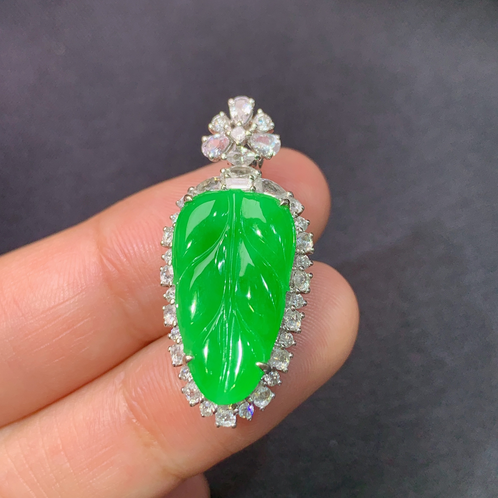 冰阳绿树叶吊坠，18k金镶嵌，冰润色阳，玉质细腻，种水足，Dd 尺寸30.9*14.2*8