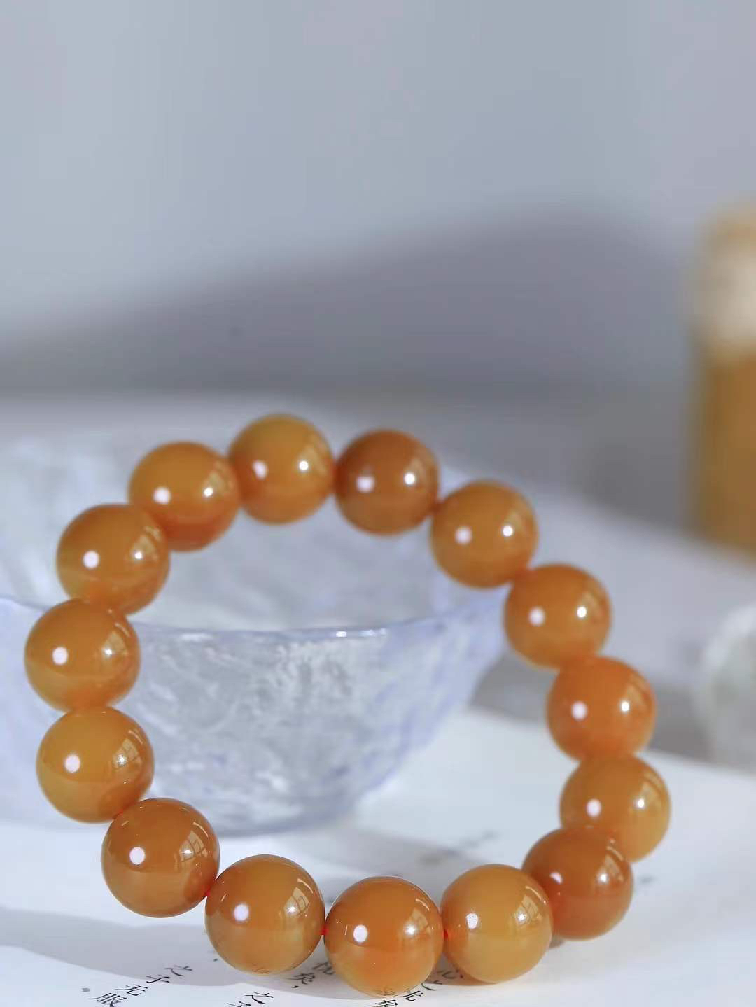 【珠圆玉润.手串】

精品和田玉糖玉珠圆玉润手串 玉质温润细腻  整串打磨圆润，佩戴舒适。珠珠落玉盘