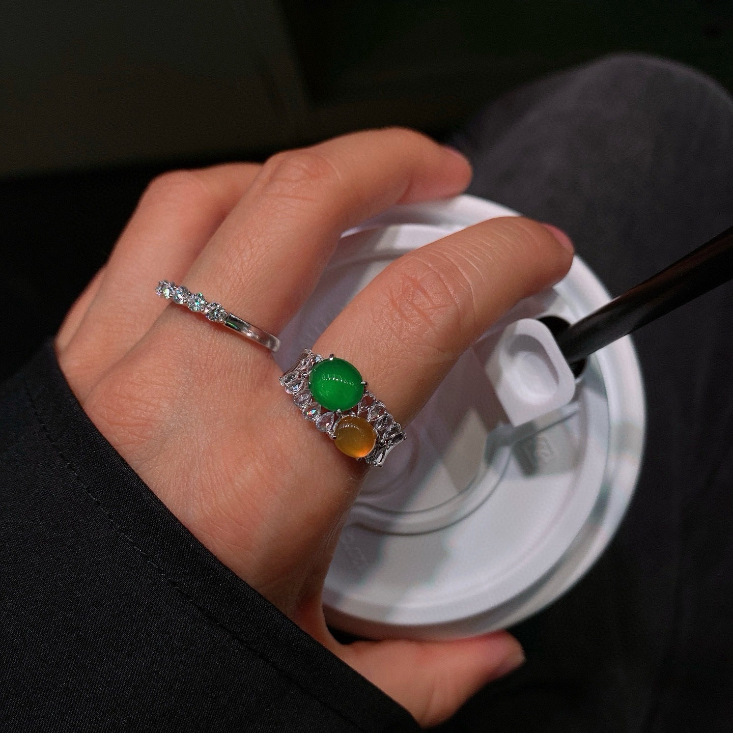 双色蛋面戒指 
冰绿蛋组合戒指，色泽饱满鲜活
18k金镶嵌，精致又大气，实物更美～