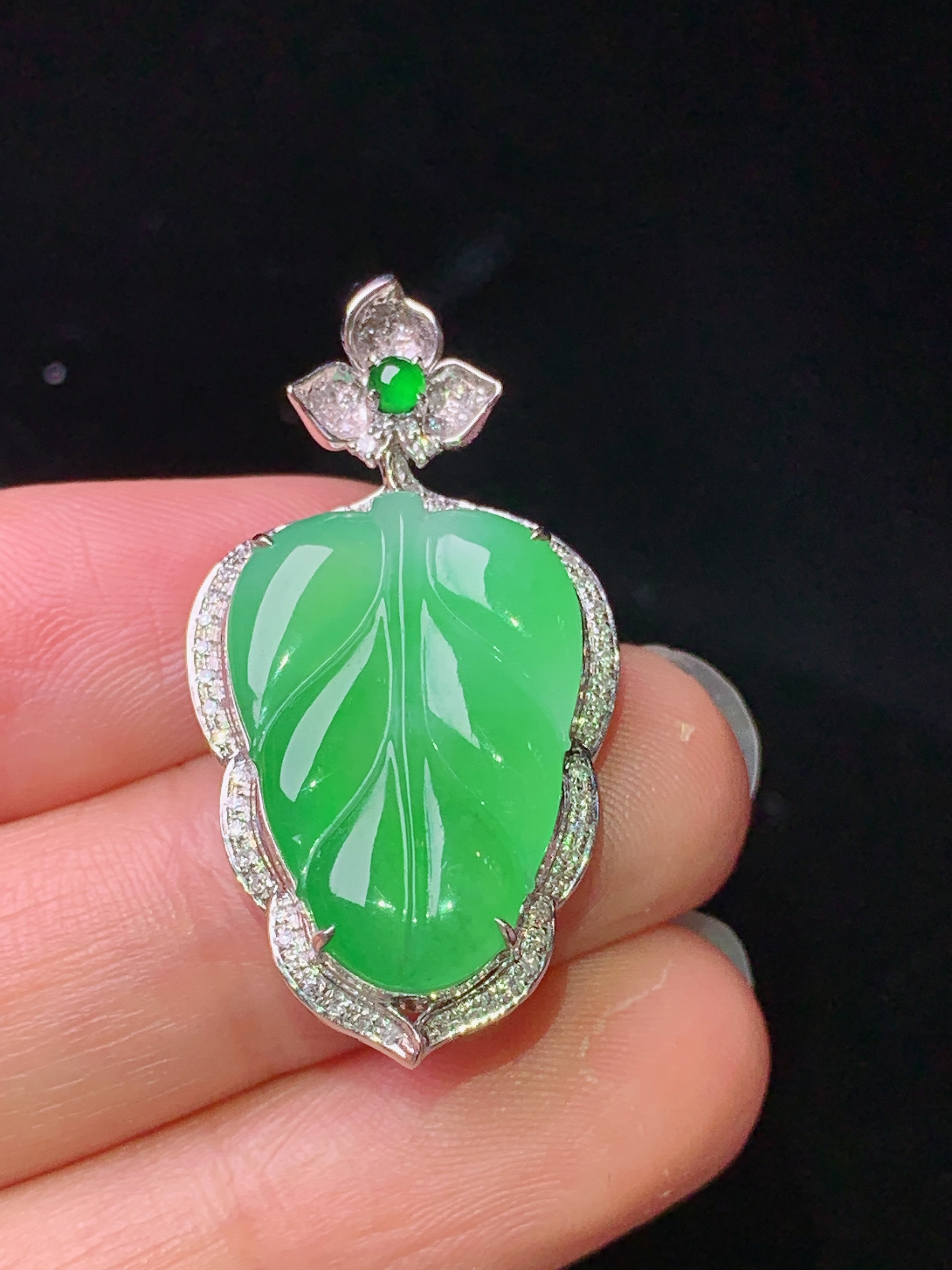 18k金钻镶嵌翠绿树叶吊坠 玉质细腻 色泽艳丽清新 水润亮眼 整体尺寸33.5*17.8*7t1