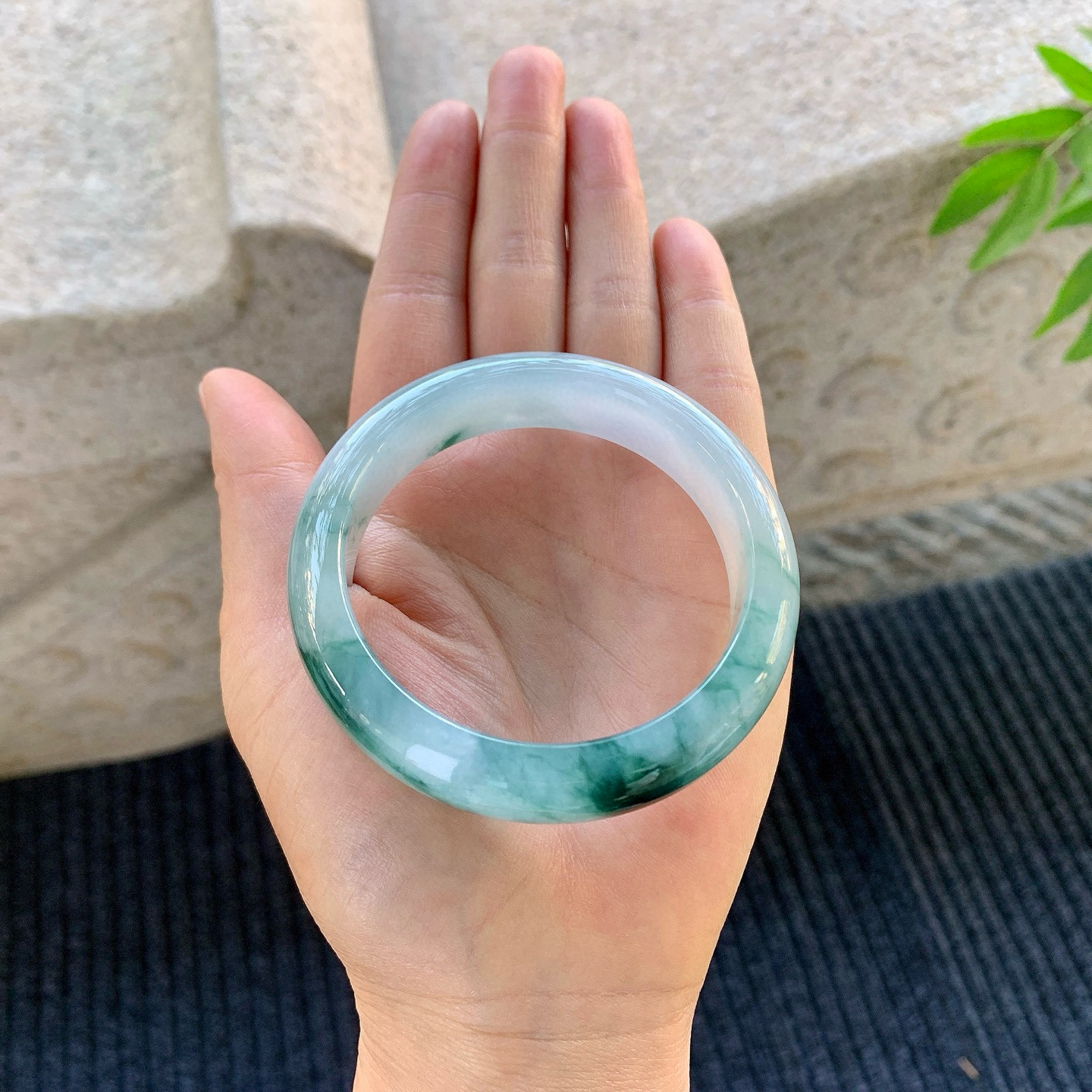 正圈53 54
【圈口】54.5/13.8/8.2
【描述】冰糯飘花，水润，种老，细腻，无纹裂！