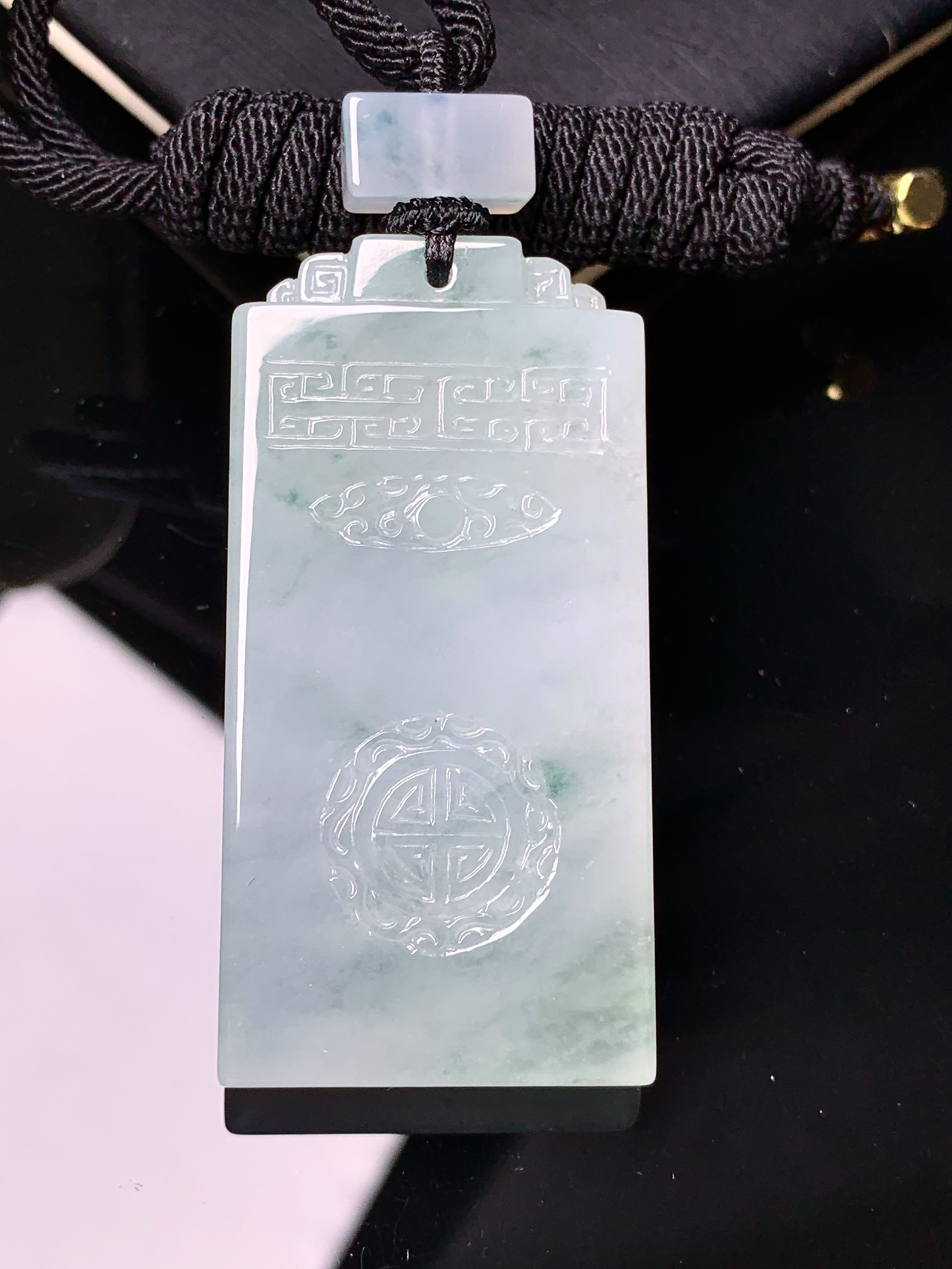 飘绿无事牌吊坠 玉质细腻 色泽艳丽清新 水润亮眼 整体尺寸49.2*24.6*5.7L1