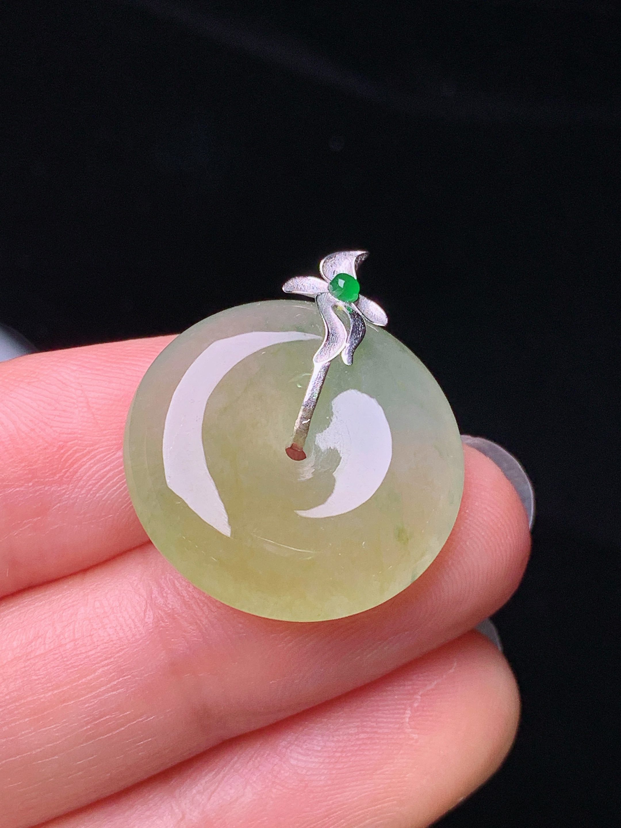 18k金镶嵌黄翡平安扣吊坠 玉质细腻 色泽艳丽清新 水润亮眼 整体尺寸25.3*21*6j2