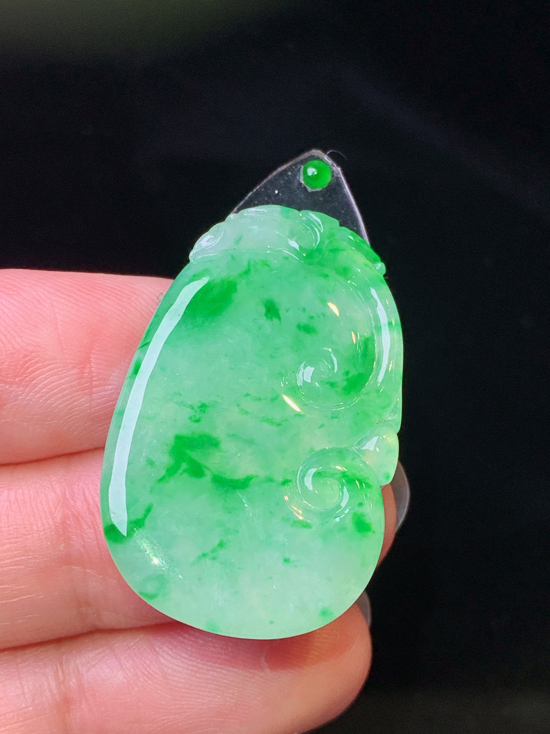 镶嵌款 翠绿如意吊坠 玉质细腻 色泽艳丽清新 水润亮眼 整体尺寸33.2*20.9*2.5*2x