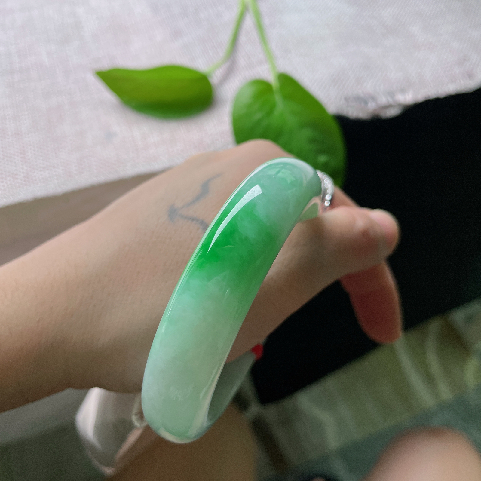 57.8/14.8/8.5飘绿正圈，水润，宽版，婉间 一抹灵韵翠绿，贵气，皮纹