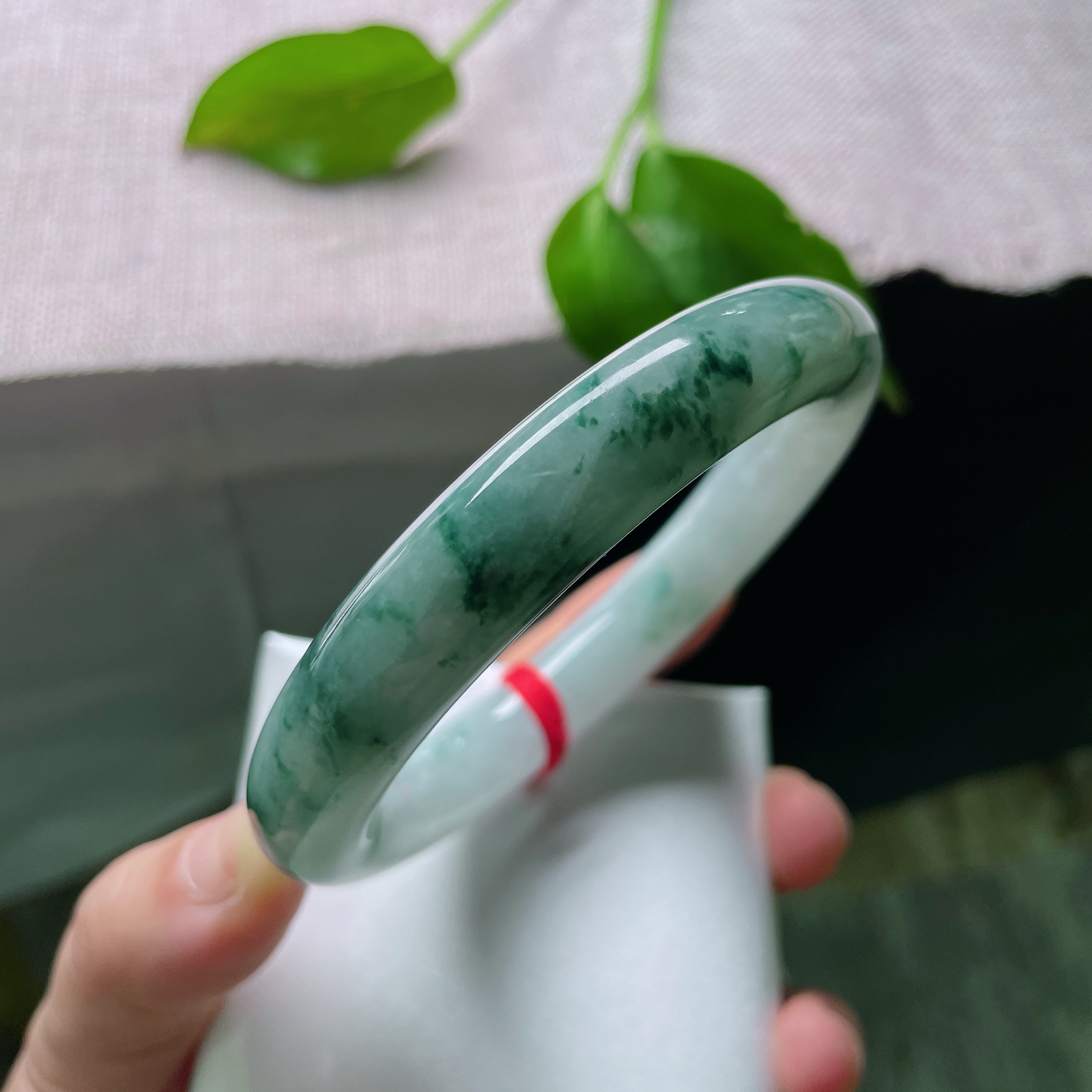 60/12.2，飘花圆条，大圈口，天然孤品，无两花色，戴出专属气质。珠圆玉润，晶体