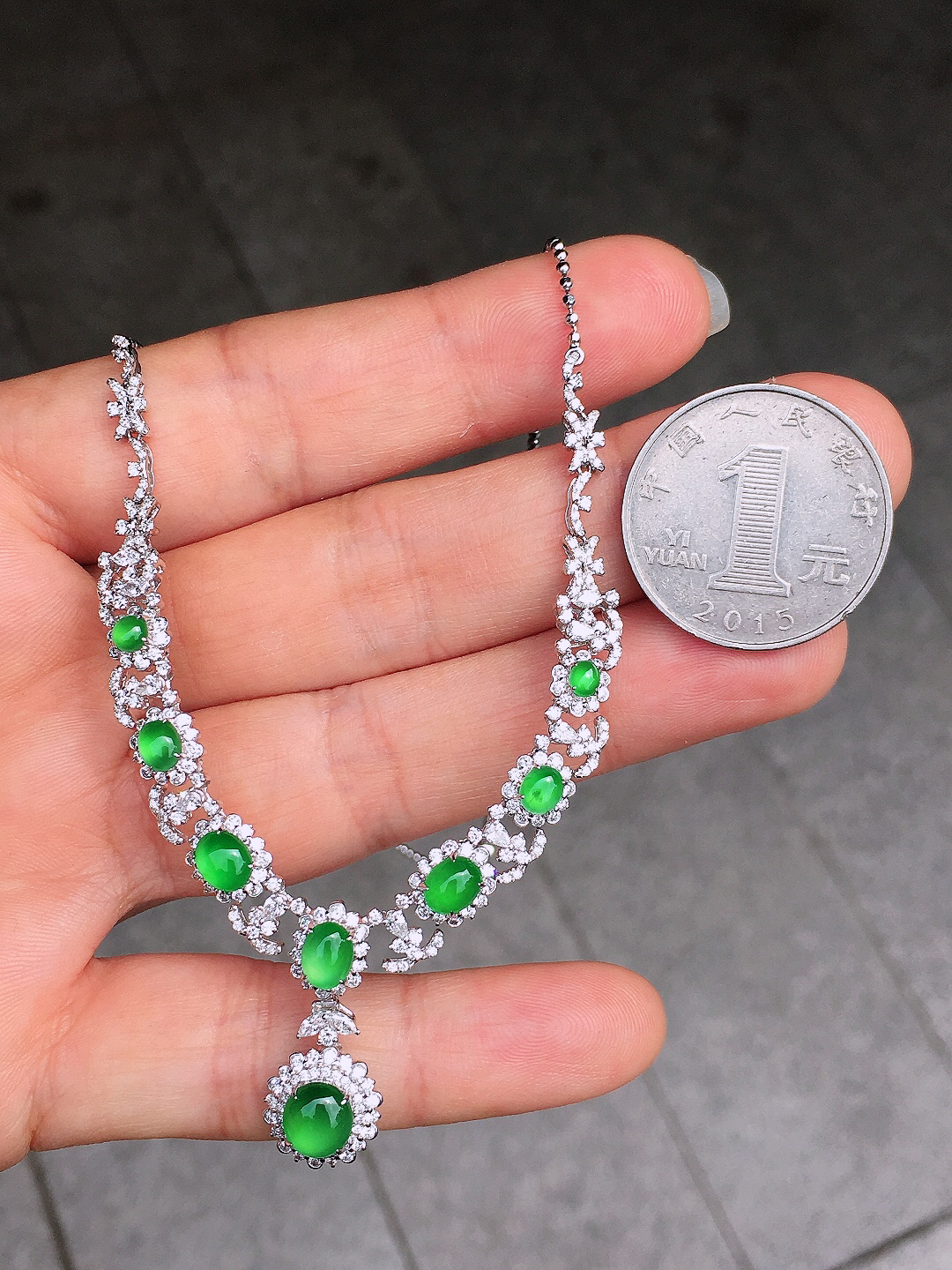 阳绿蛋面锁骨链，色泽均匀艳丽，玉质细腻，荧光感超
强，饱满圆润，尽显优雅气质，18k
金豪华镶嵌