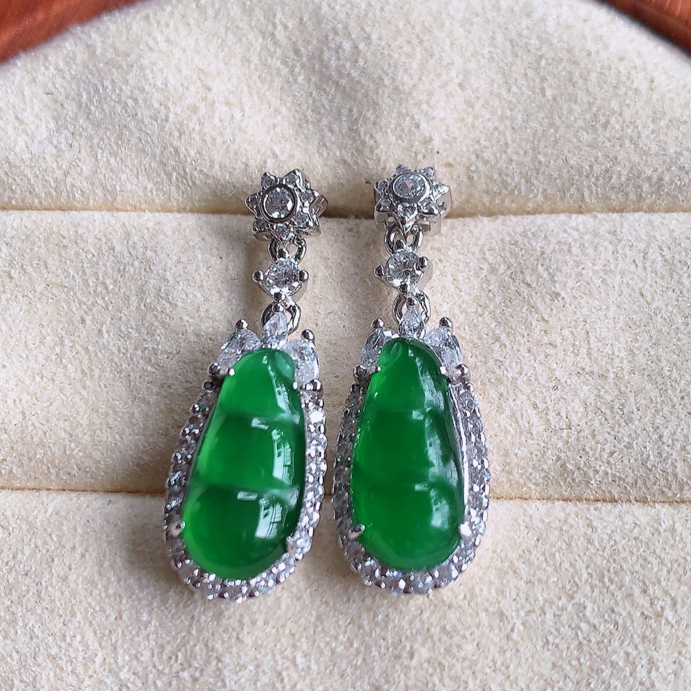 925银镶冰润满绿葫芦翡翠吊坠  寓意“福禄双全，加官进爵，财源滚滚” 莹润通透，抱满大气  清新脱俗    W481.25 取一整体 尺寸：17.2-9-6mm   裸石尺寸：13-6.6mm