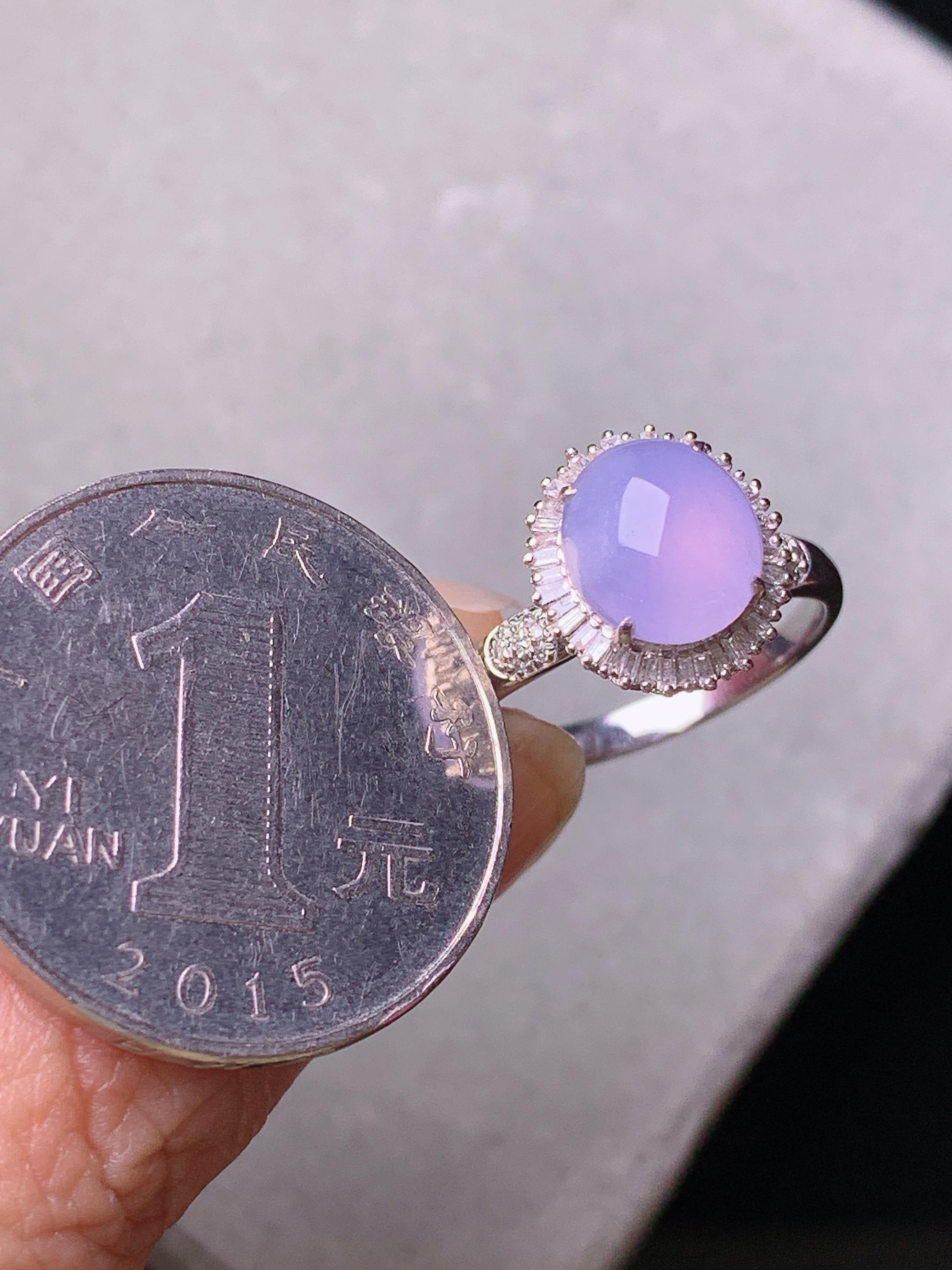 18k金钻镶嵌紫罗兰蛋面戒指 玉质细腻 色泽艳丽清新 水润亮眼 圈口14.5 整体尺寸12*11*9t1