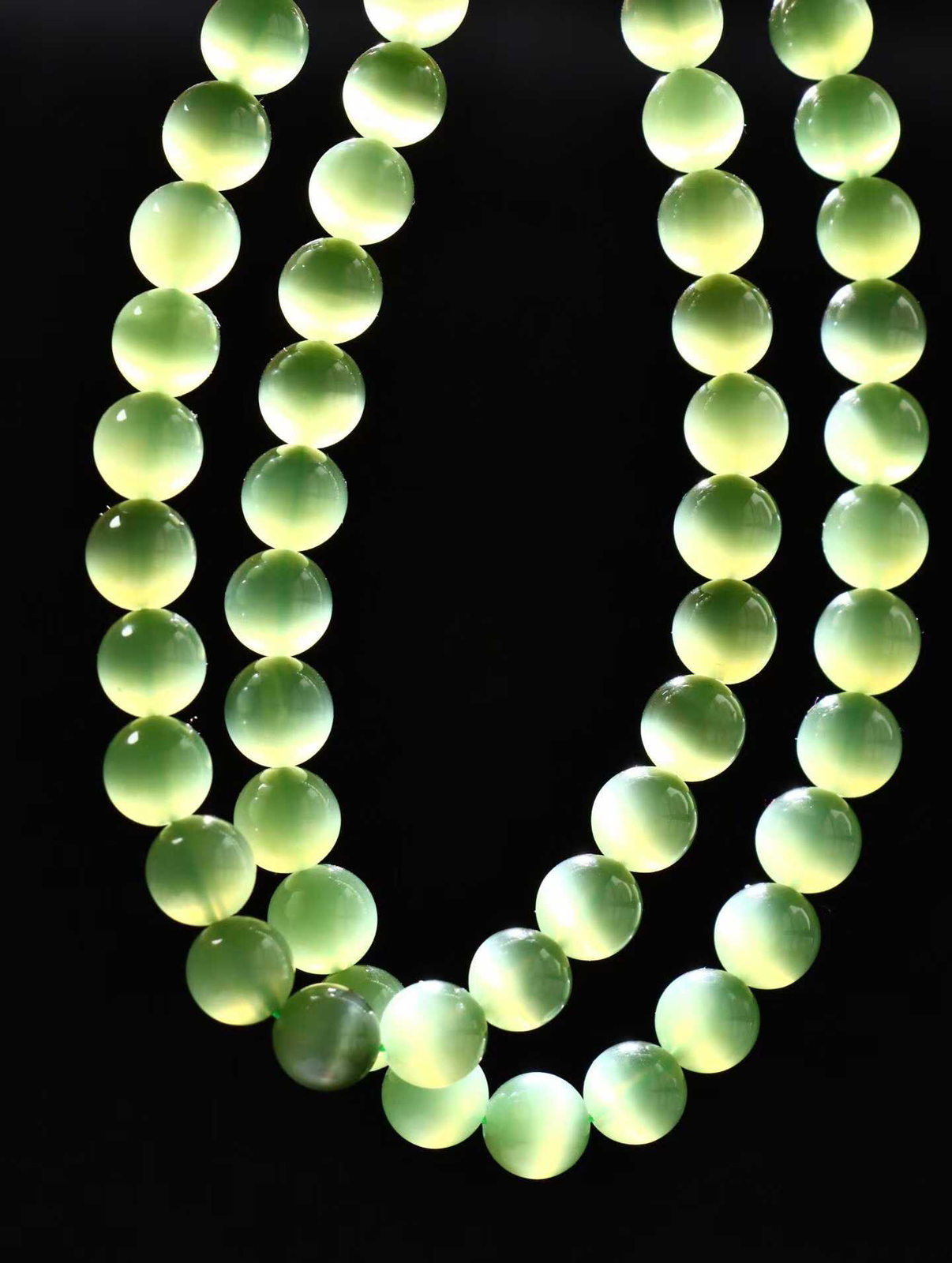 【珠圆玉润】

精品和田玉碧玉猫眼项链 玉质温润细腻  眼线灵动 整串打磨圆润，佩戴舒适。珠珠落玉盘，间关莺语花底滑，一生美好时光，无论身在何处，都有它相伴相守。事事顺遂，幸福美满，吉祥如意。重46.7克 尺寸取一8mm  
1FSO16824203126