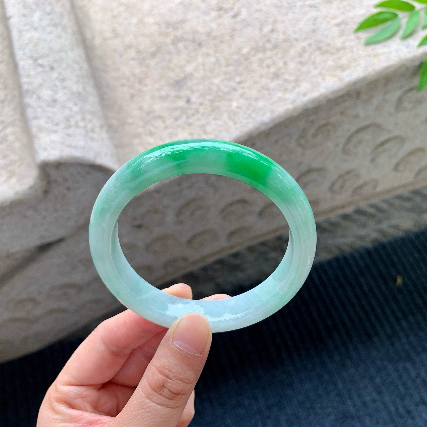 正圈56 57
【圈口】57.8/12.4/8.4
【描述】飘绿，水润，种老，细腻，无裂纹！