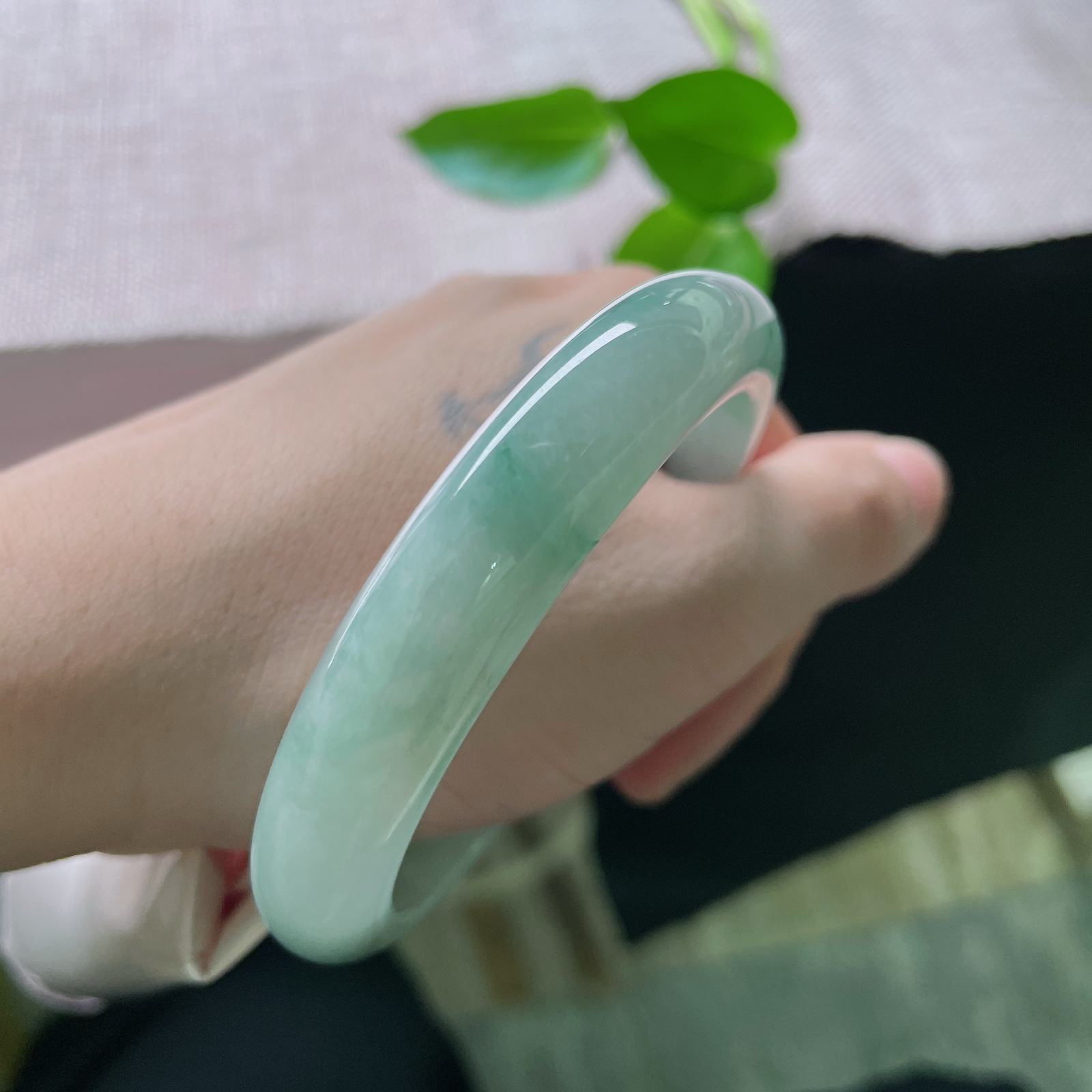 57.2/11.8/8.5，飘花正圈，水头好，玉韵生香，每一缕飘花皆为诗意。