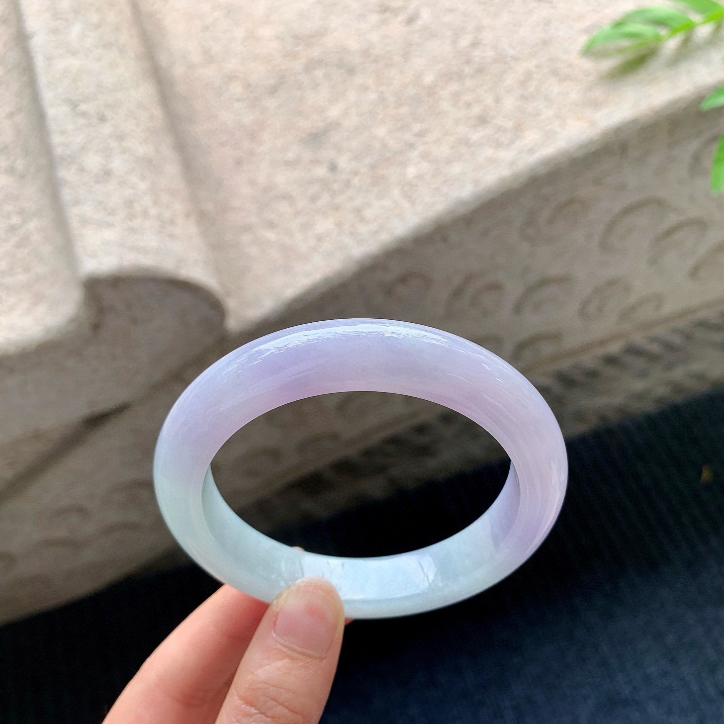 正圈58 59
【圈口】58.8/12/9.8
【描述】糯冰椿彩，水润，种老，细腻，无裂纹！