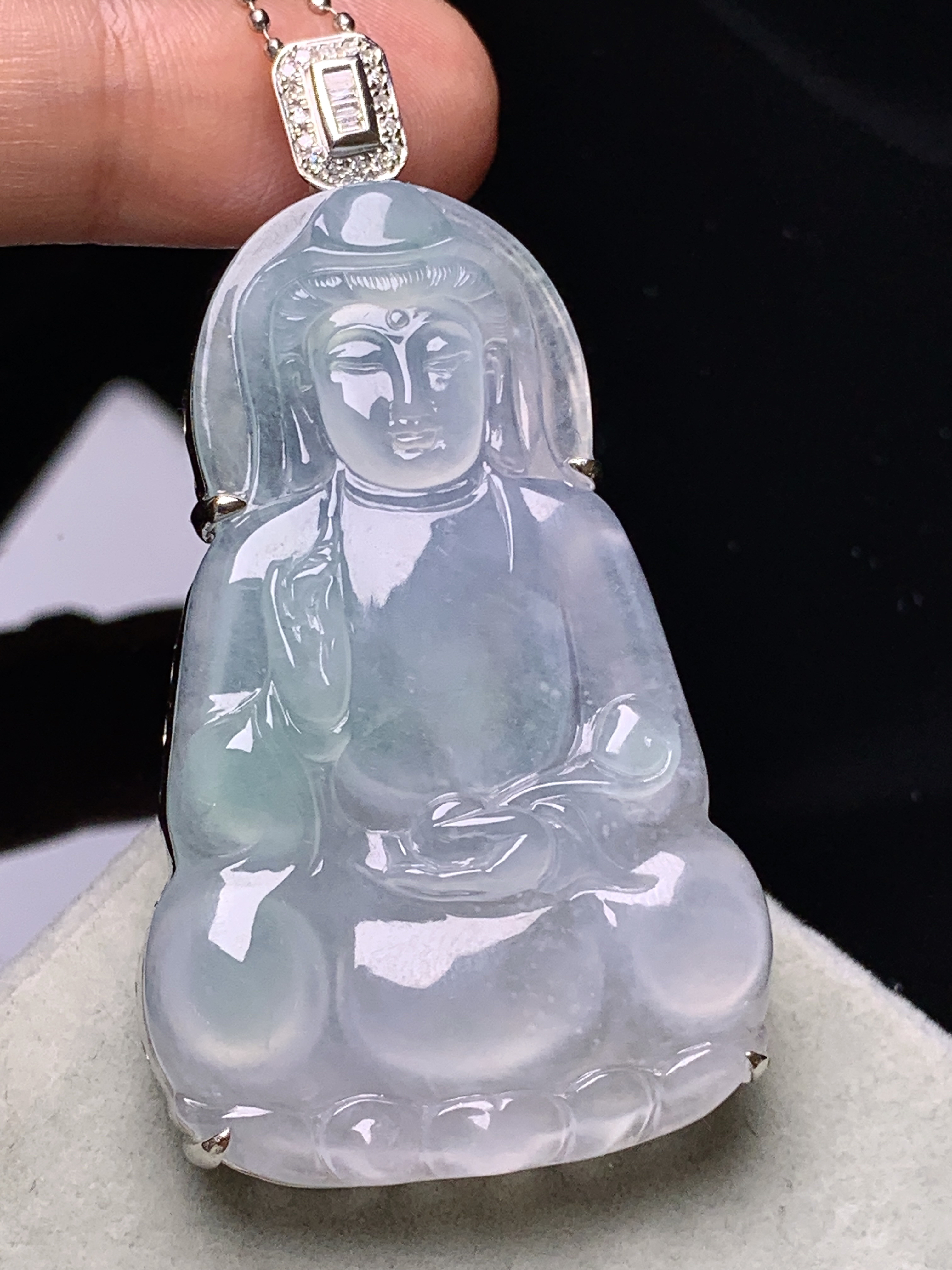 18k金钻镶嵌冰种观音吊坠 玉质细腻 色泽艳丽清新 水润亮眼 整体尺寸56*30.5*9.8g2