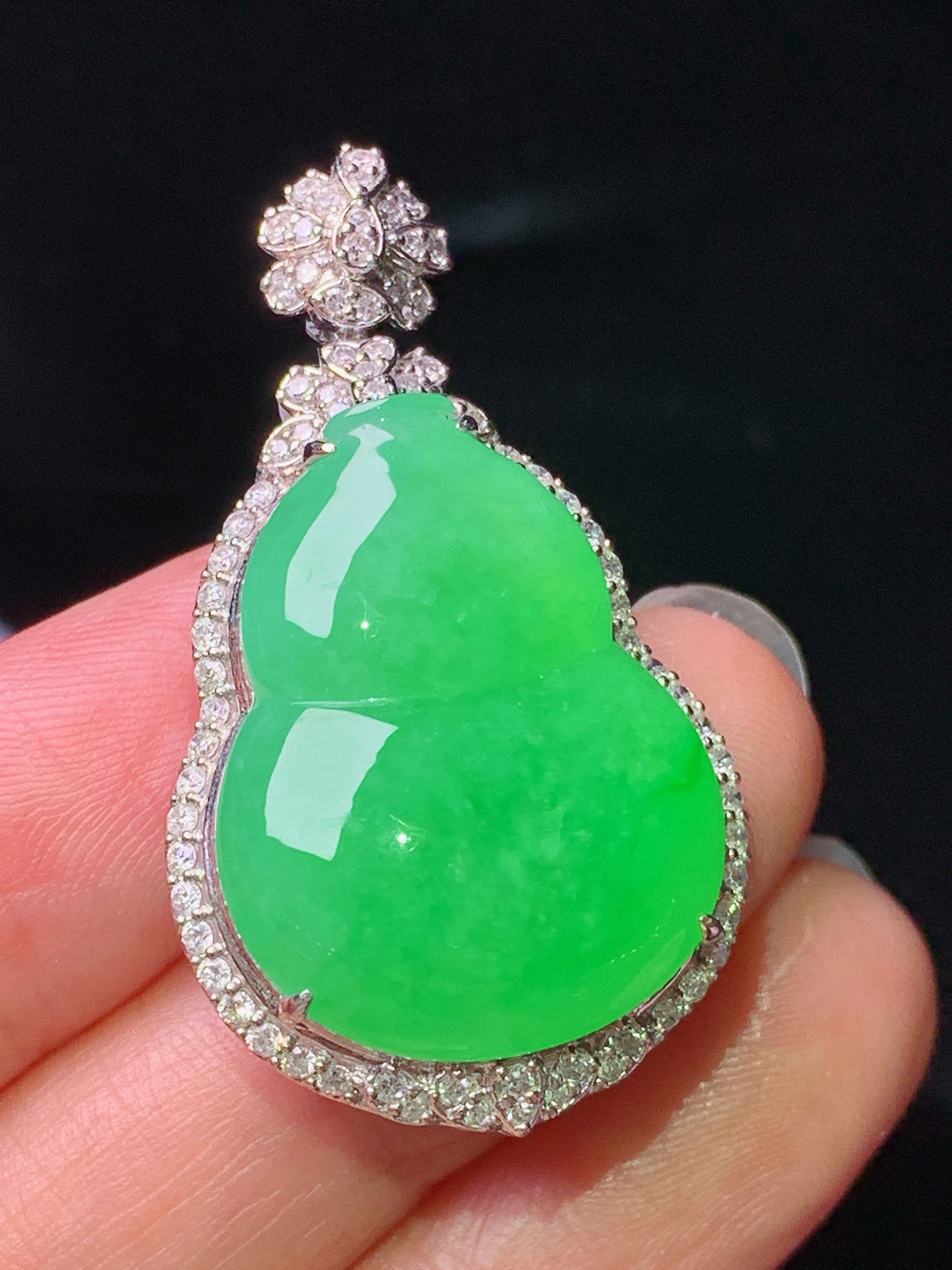 18k金镶嵌满绿葫芦吊坠 玉质细腻 色泽艳丽清新 水润亮眼 整体尺寸37.8*21.3*12t3