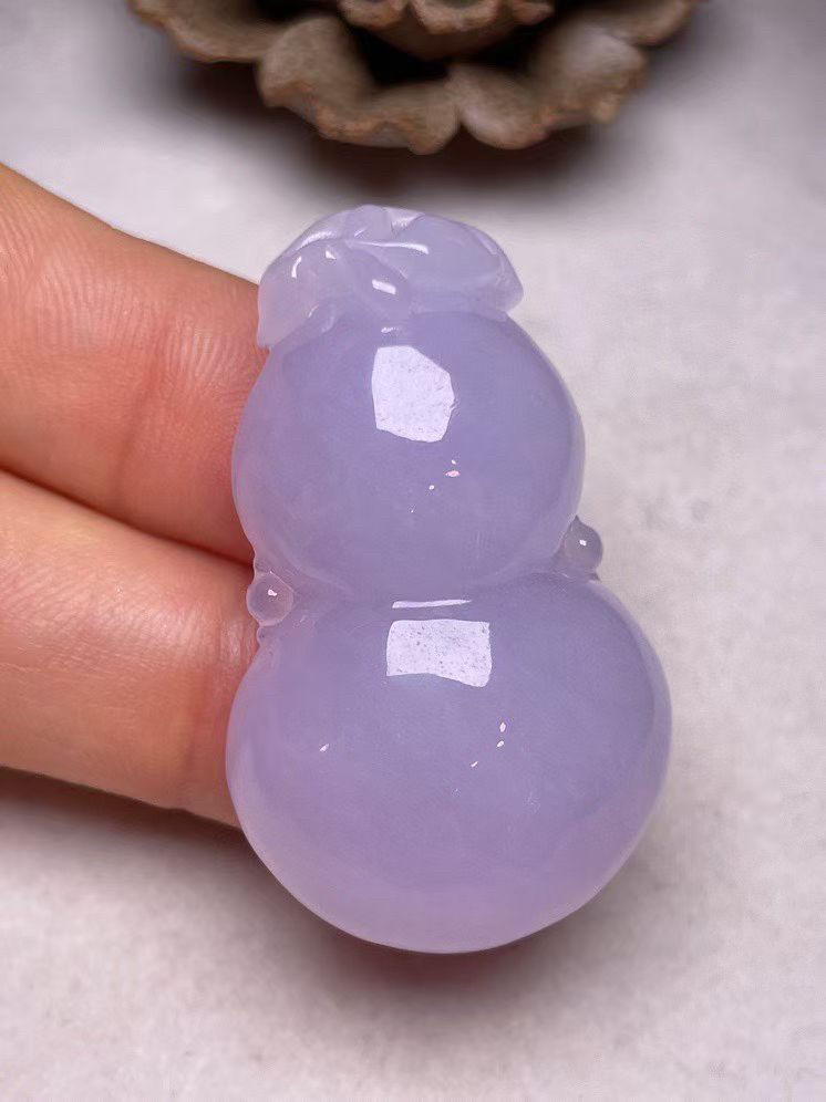 冰糯种紫罗兰【葫芦】吊坠，种水好，玉质细腻 ，卖相好.