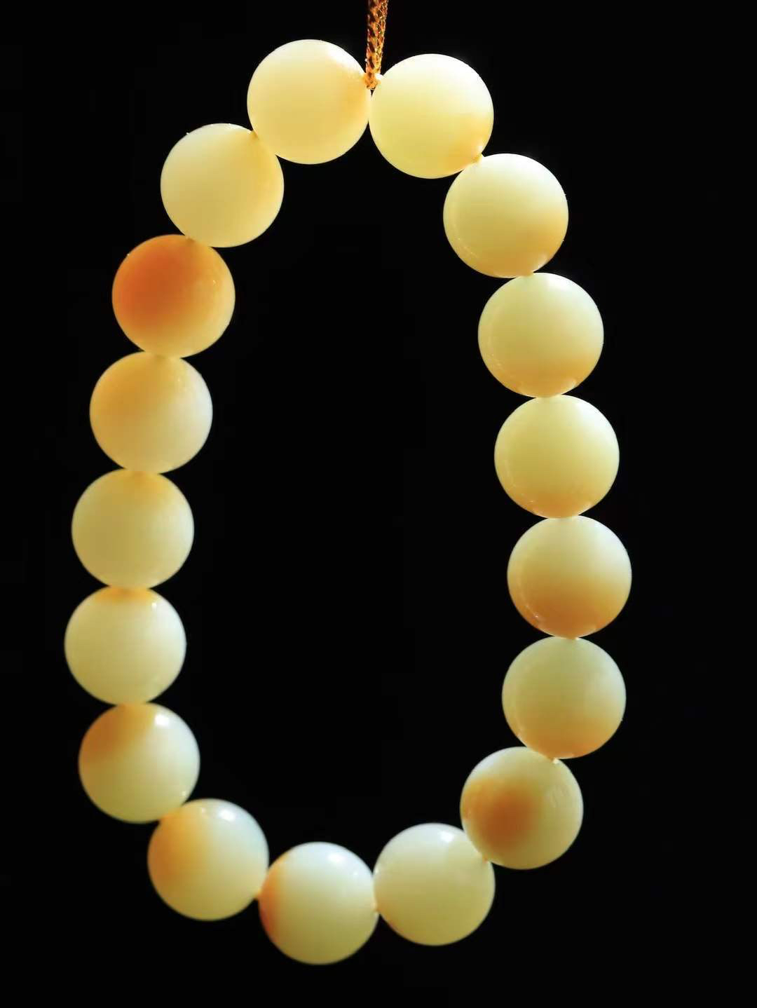 【珠圆玉润.手串】

精品和田玉糖白玉珠圆玉润手串 玉质温润细腻  整串打磨圆润，佩戴舒适。珠珠落玉盘，间关莺语花底滑，一生美好时光，无论身在何处，都有它相伴相守。事事顺遂，幸福美满，吉祥如意。重45.7克 尺寸取一12mm FDT-16352313