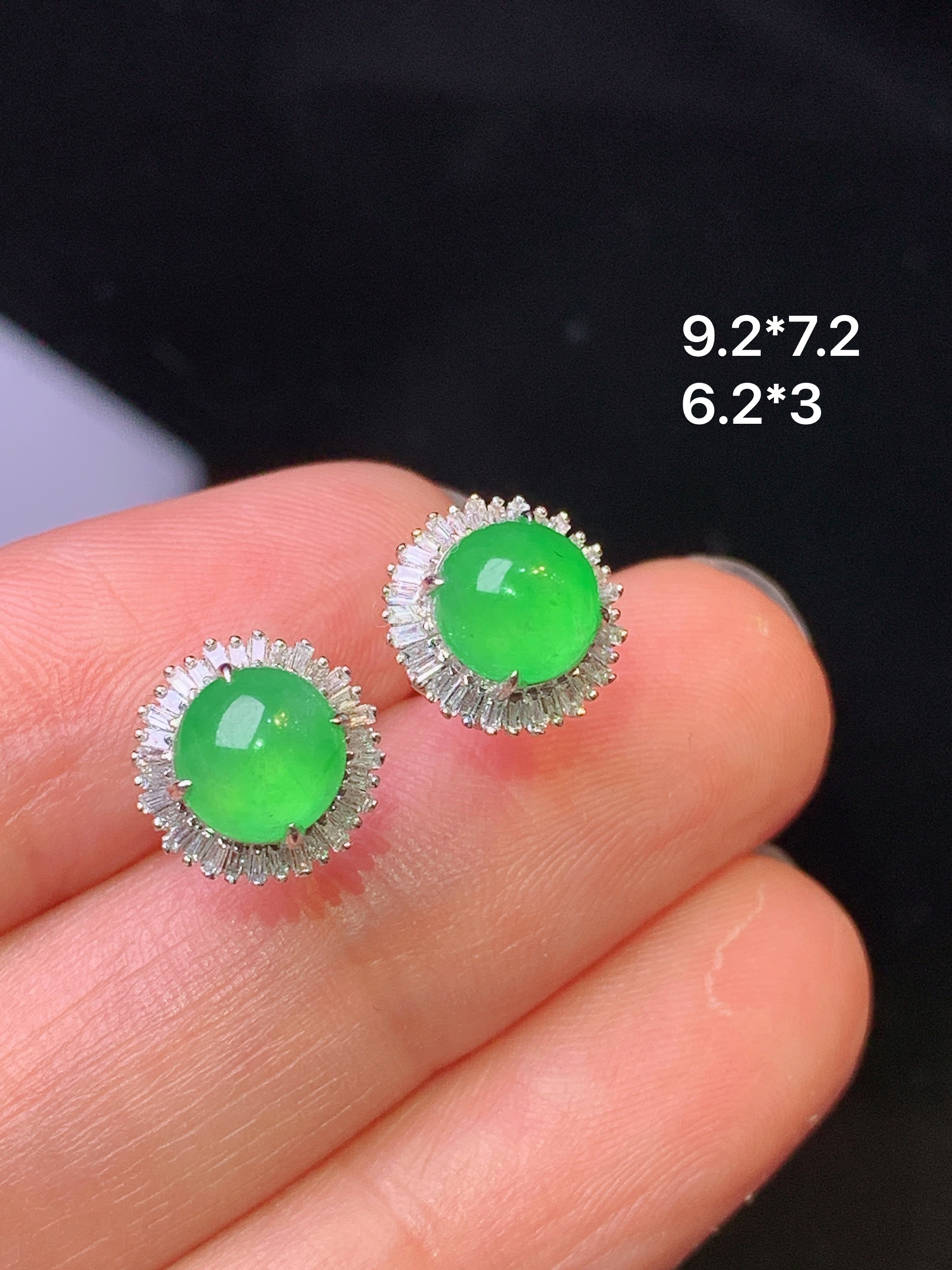 18k金钻镶嵌翠绿蛋面耳钉 玉质细腻 色泽艳丽清新 水润亮眼 整体尺寸9.2*7.2t1