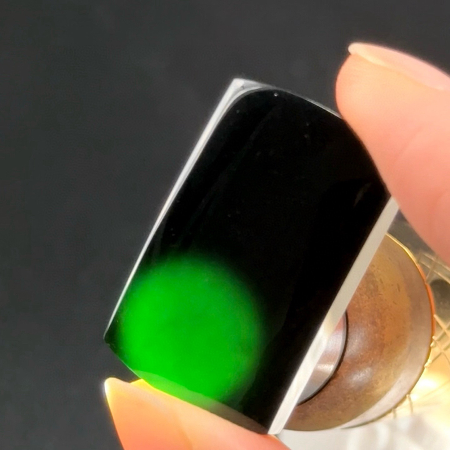 精品墨翠大马鞍裸石无事牌 种好色正 黑度极好 打灯通透 油性十足  尺寸28.7