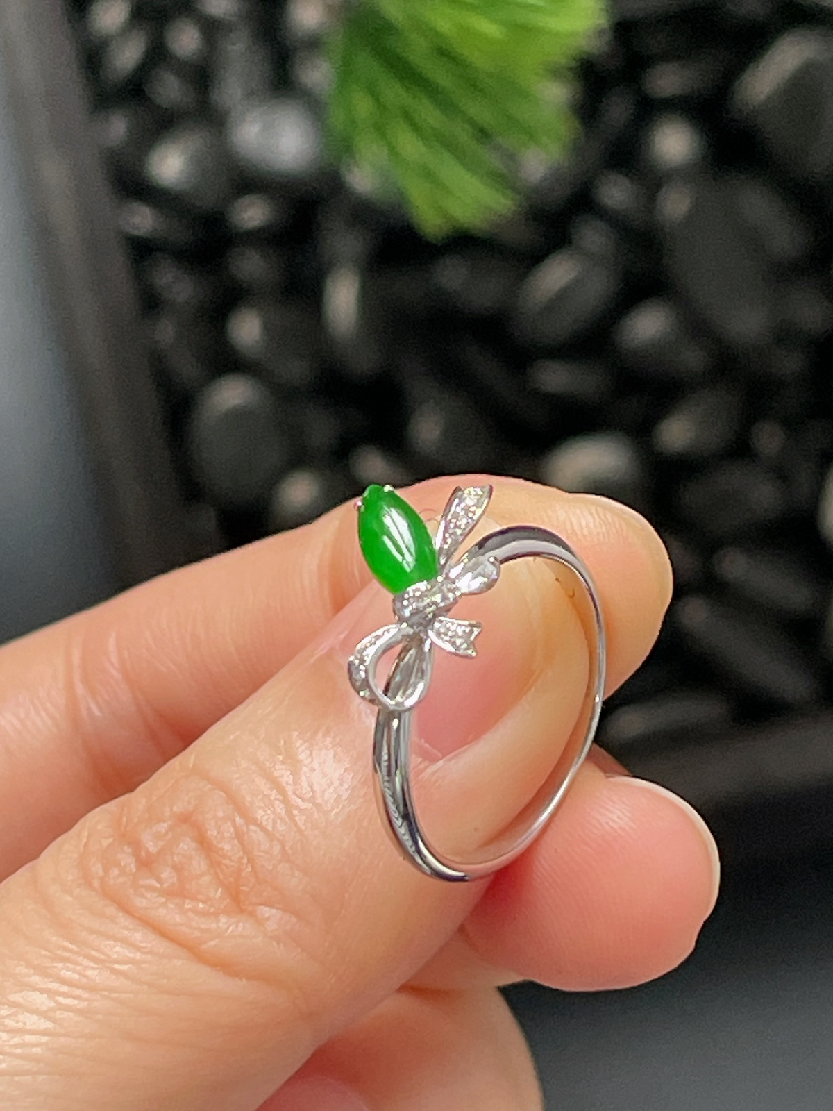 18k金翡翠绿色戒指