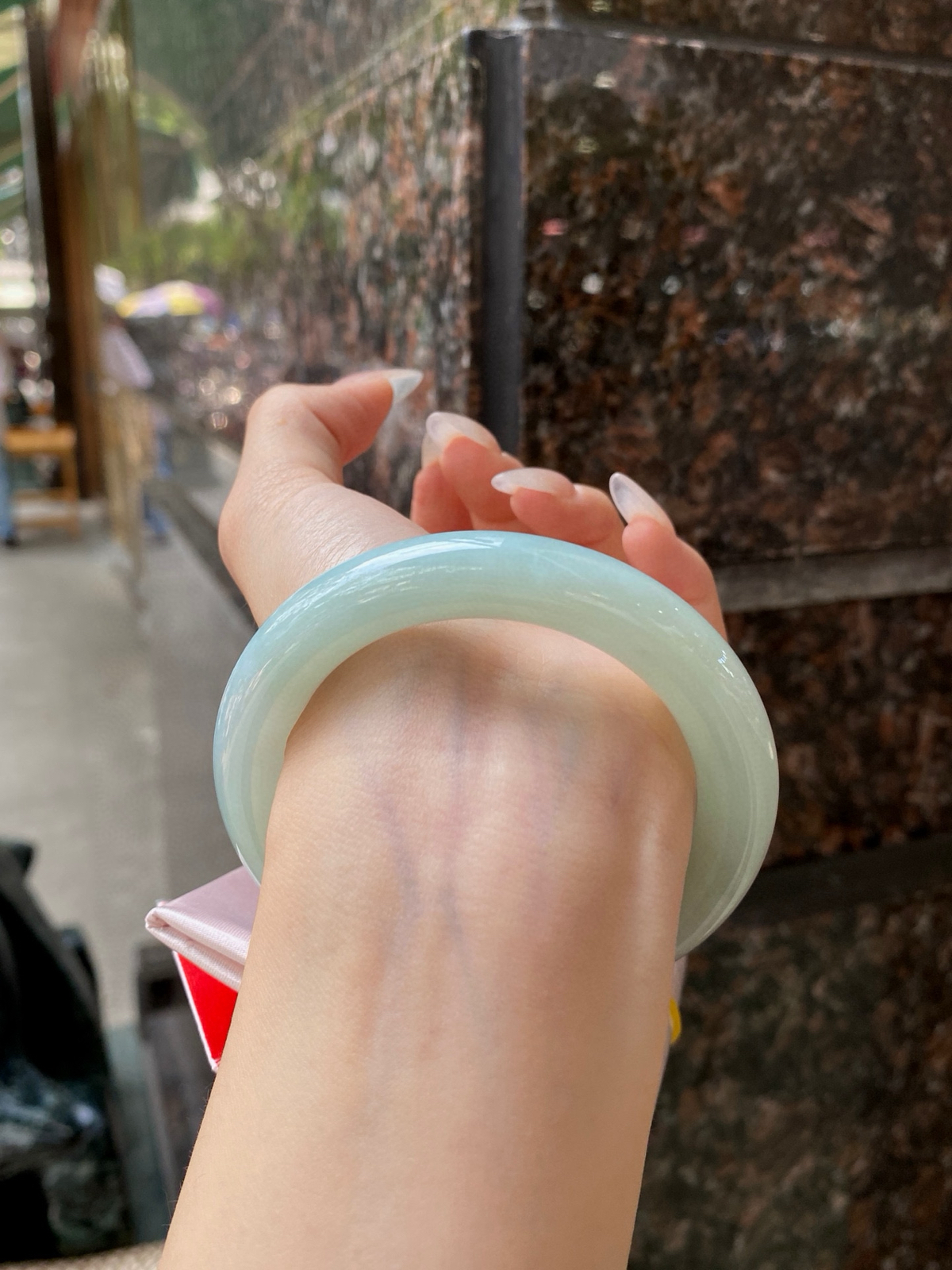 【果绿圆条手镯】
尺寸：55.2-10.8-10.8
自然光无滤镜，原图直出