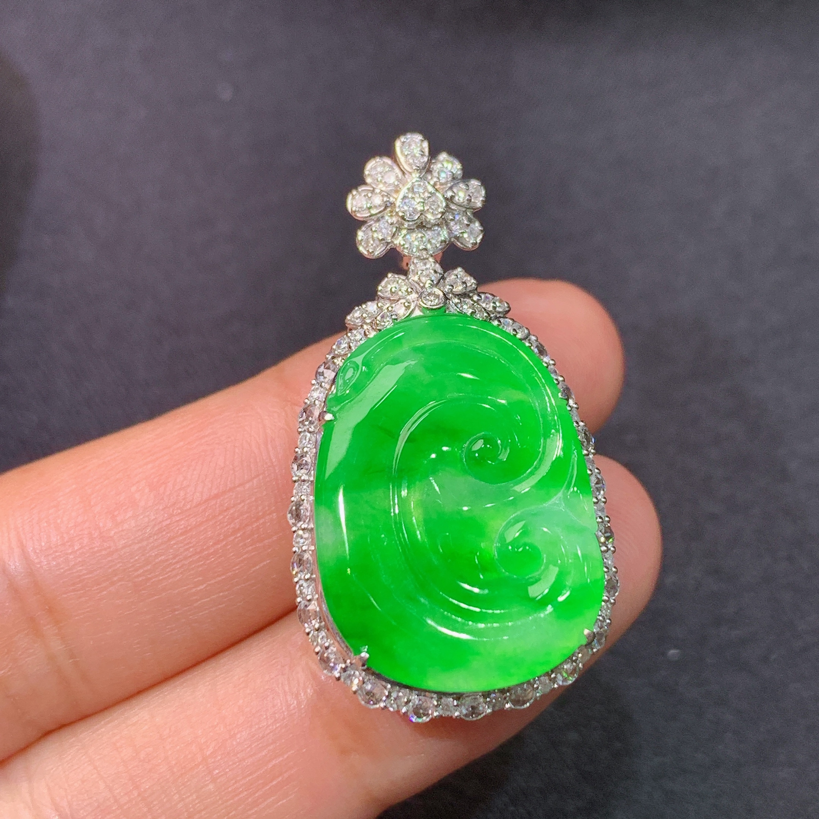 冰阳绿如意吊坠，18k金镶嵌，冰润色阳，玉质细腻，种水足，Dgj 尺寸35.3*19.1*9