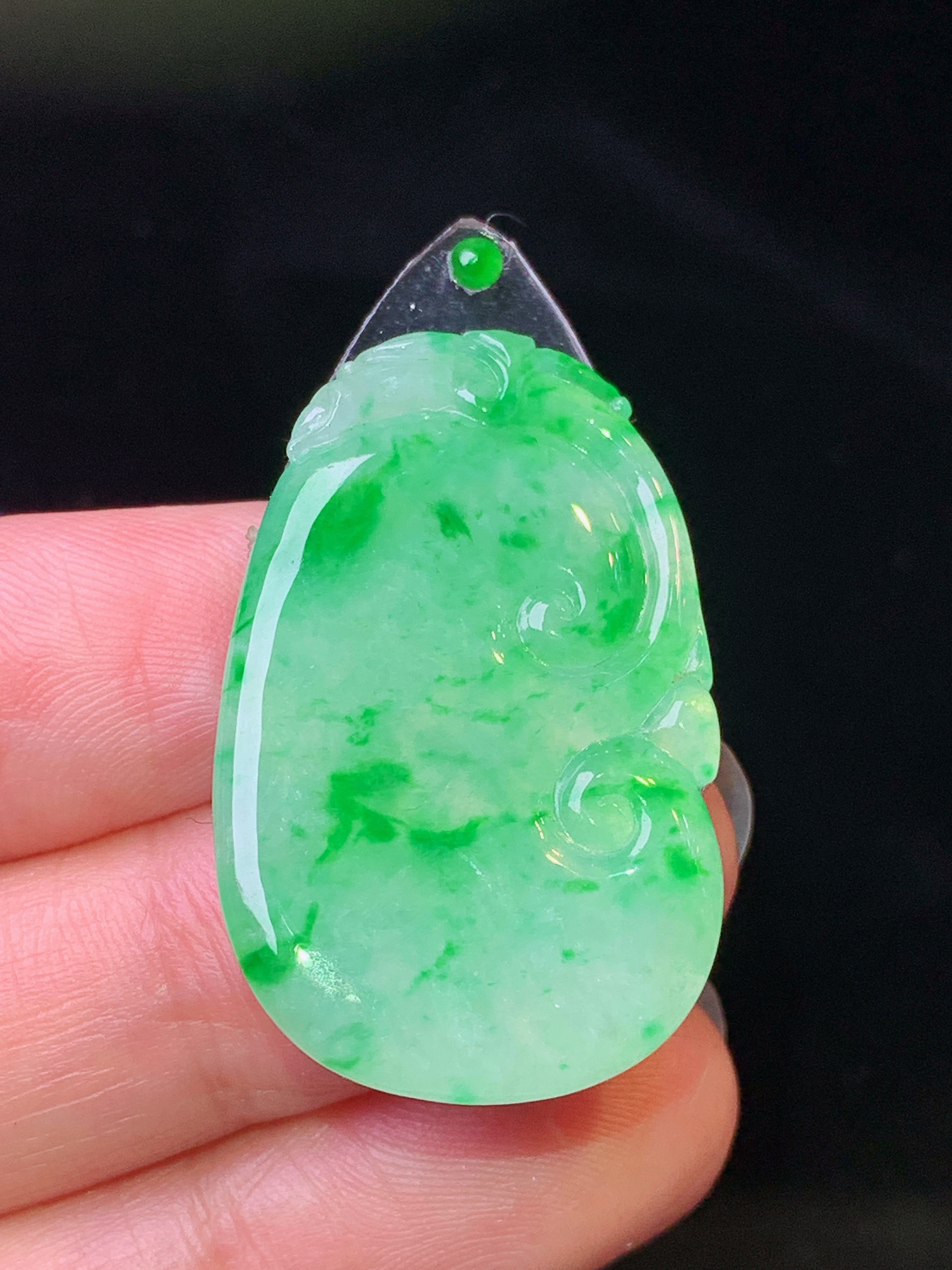 镶嵌款 翠绿如意吊坠 玉质细腻 色泽艳丽清新 水润亮眼 整体尺寸33.2*20.9*2.5*2x