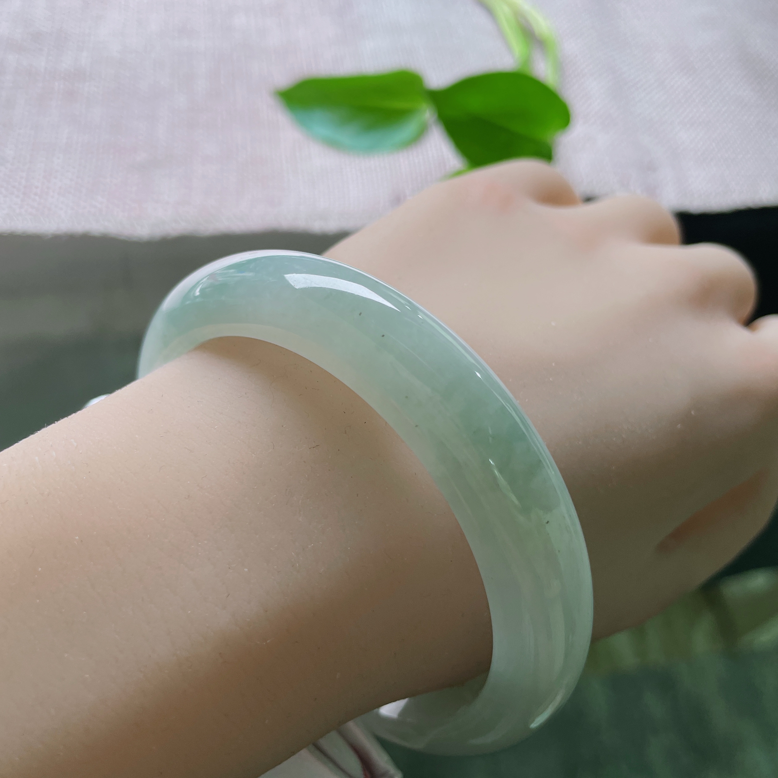 60.1/13/8.8，浅绿底正圈，大圈口，是初春柳梢，日光透过的颜色。一点皮纹，