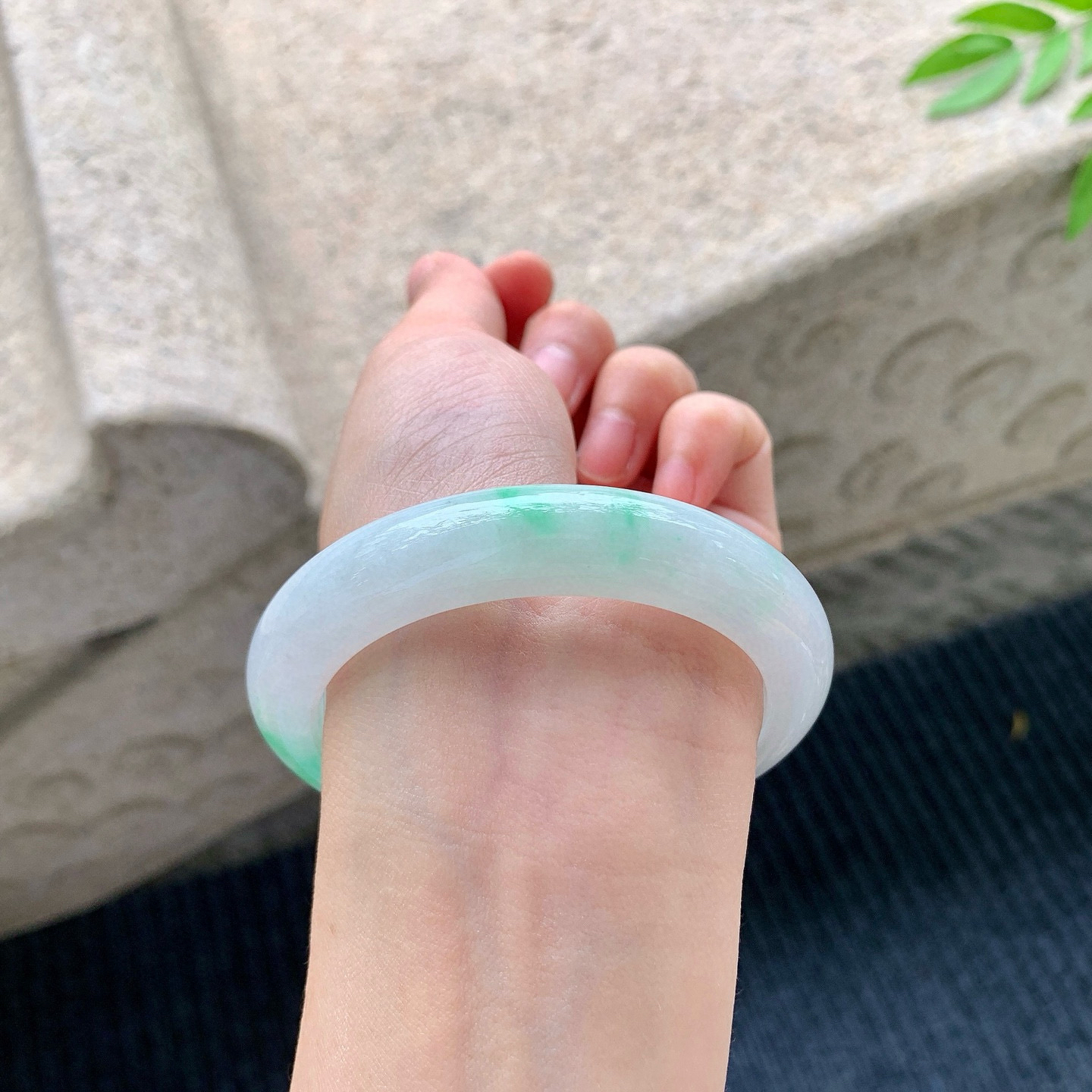 正圈55 56
【圈口】56.2/12/9
【描述】淡春彩，水润，种老，细腻，无纹裂！