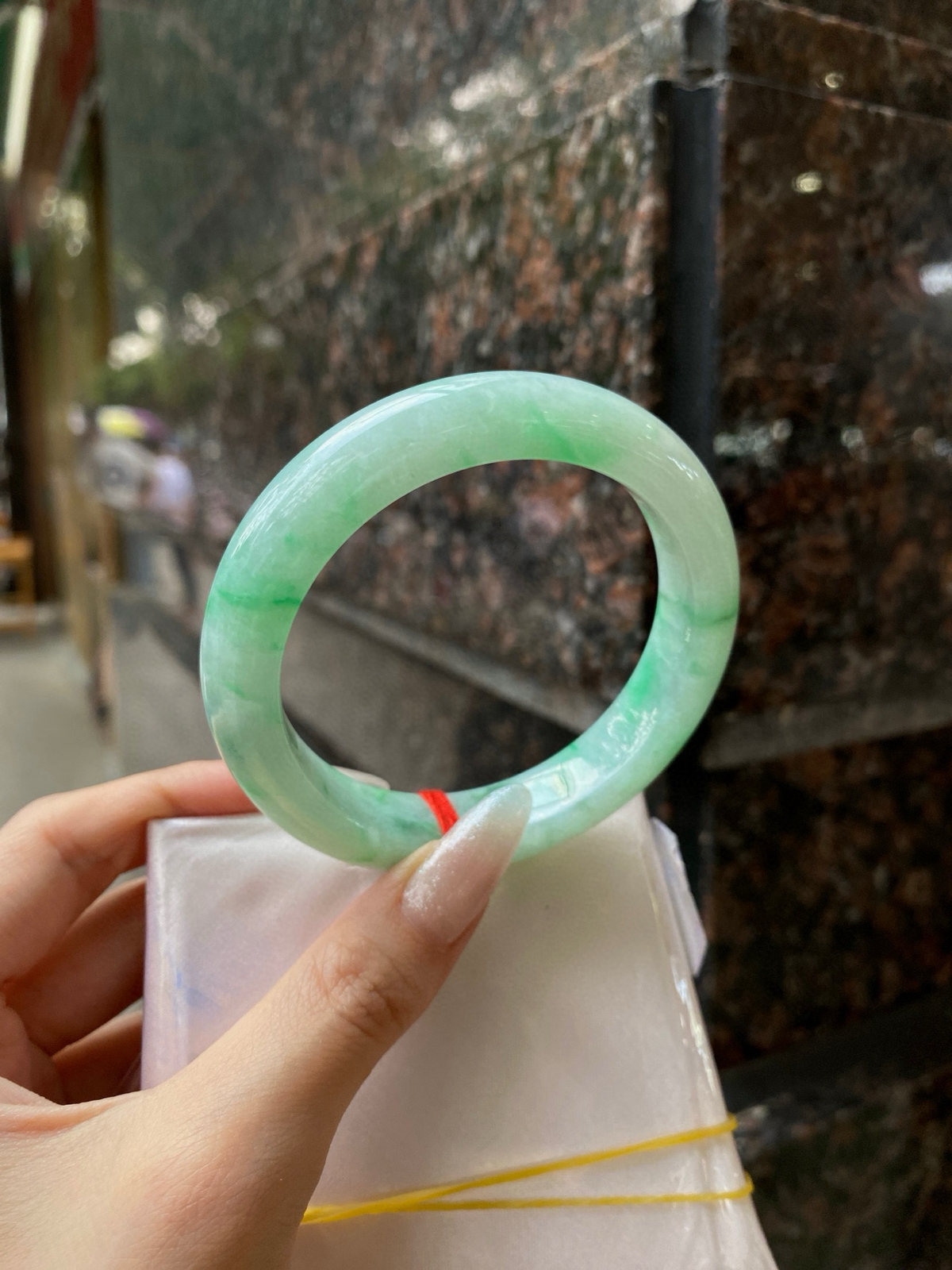 【阳绿花手镯】
尺寸：57.8-13-9.2
自然光无滤镜，原图直出