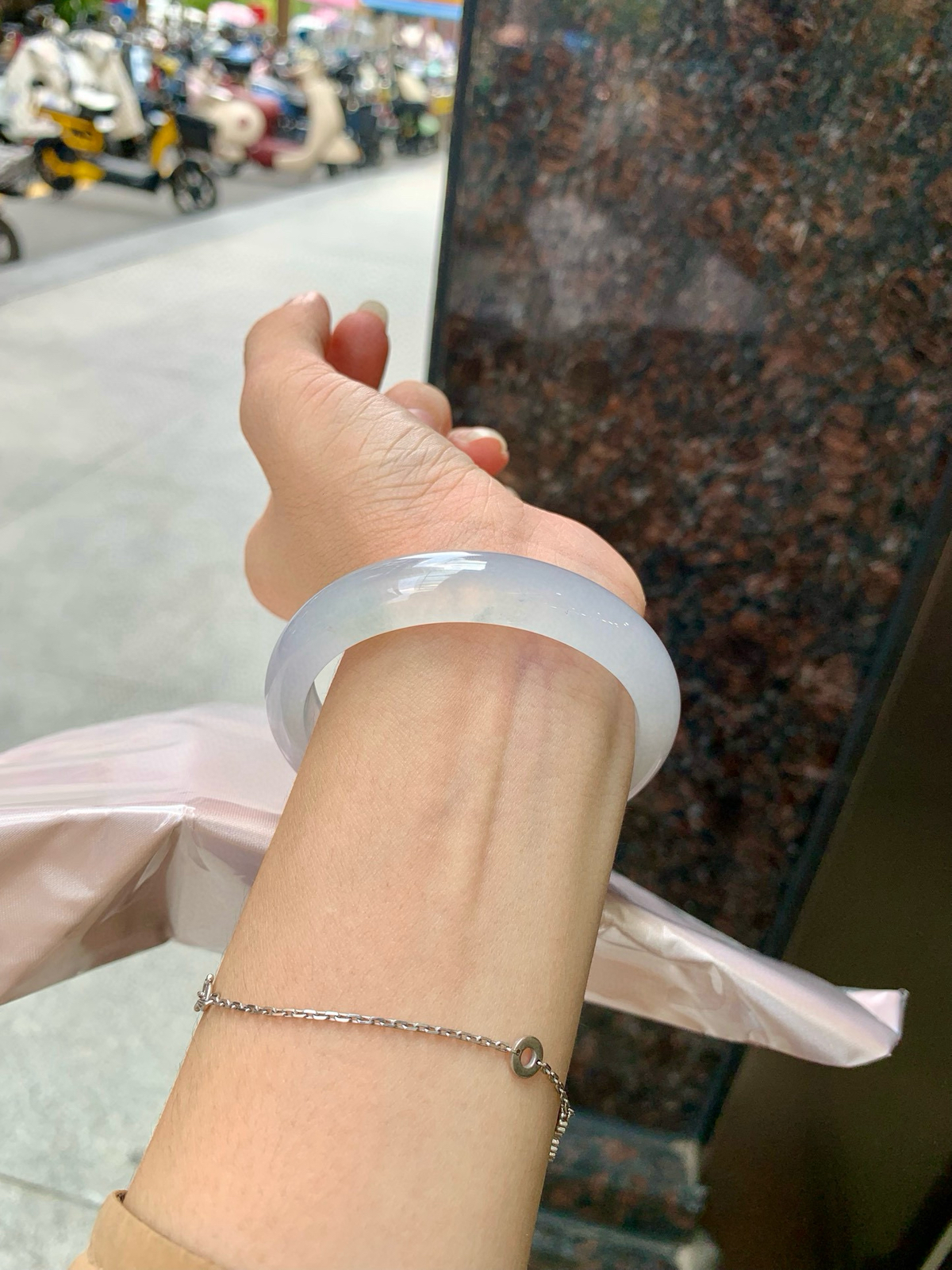 冰粉紫贵妃
54-48-7.6-12.3
底妆冰透有光感，梦幻冰粉紫，颜色淡雅，不像高饱和度的紫色那样扎眼，种水很通透，盈润感满满，不需要过多修饰，简单雕琢，韵味尽显其中。