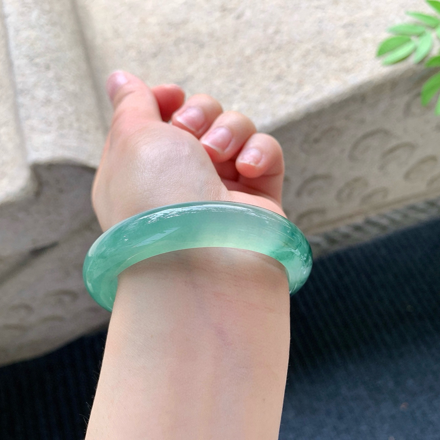 正圈53 54
【圈口】53.2/12.2/8.5
【描述】冰飘花，水润，种老，细腻，无纹裂！