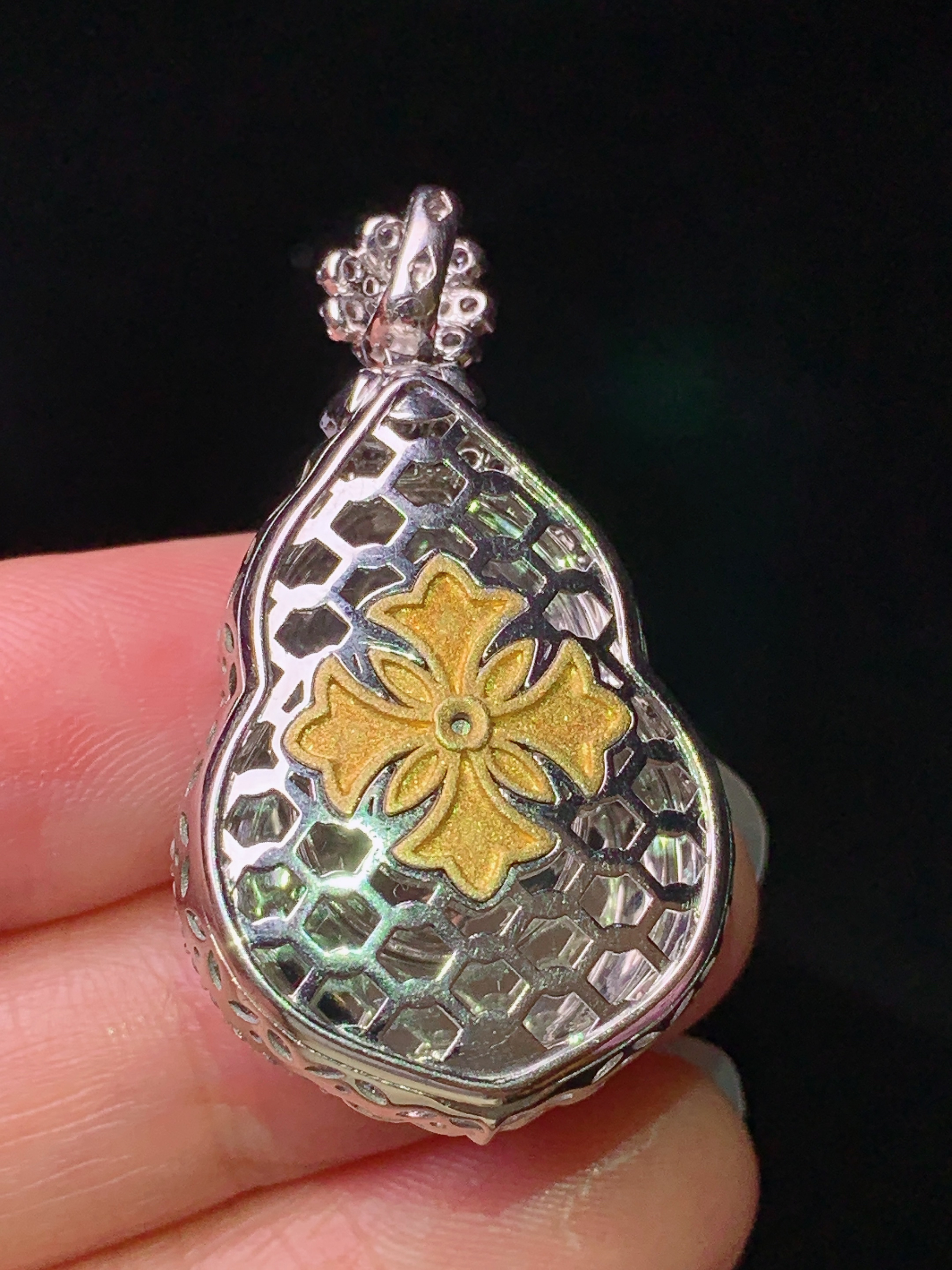 18k金镶嵌满绿葫芦吊坠 玉质细腻 色泽艳丽清新 水润亮眼 整体尺寸37.8*21.3*12t3