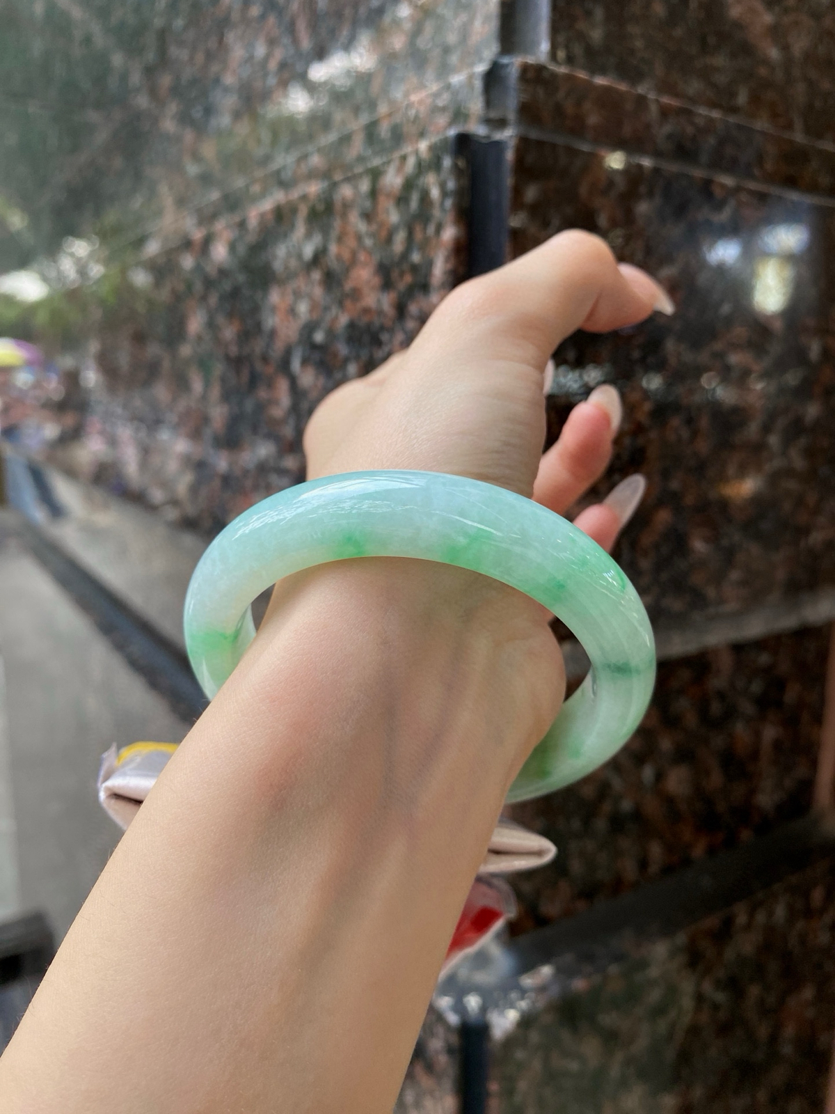 【阳绿花手镯】
尺寸：57.8-13-9.2
自然光无滤镜，原图直出