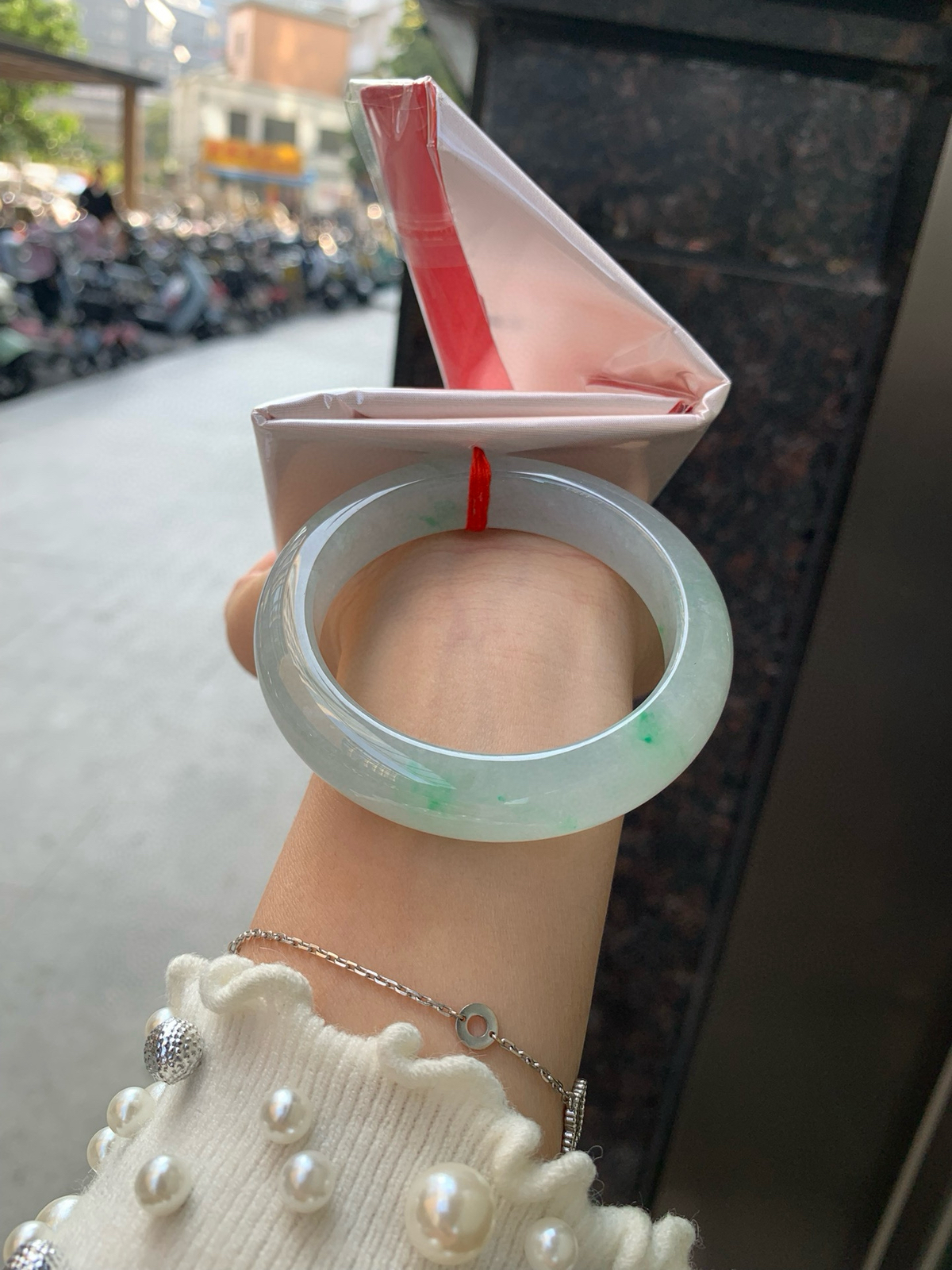 冰飘绿正圈
53.6-8.6-12.5
底妆冰润，几抹绿花点缀，简约却充满灵气，清新如芽，宛若自然的画卷凝结于腕间，静中带动，韵味悠长