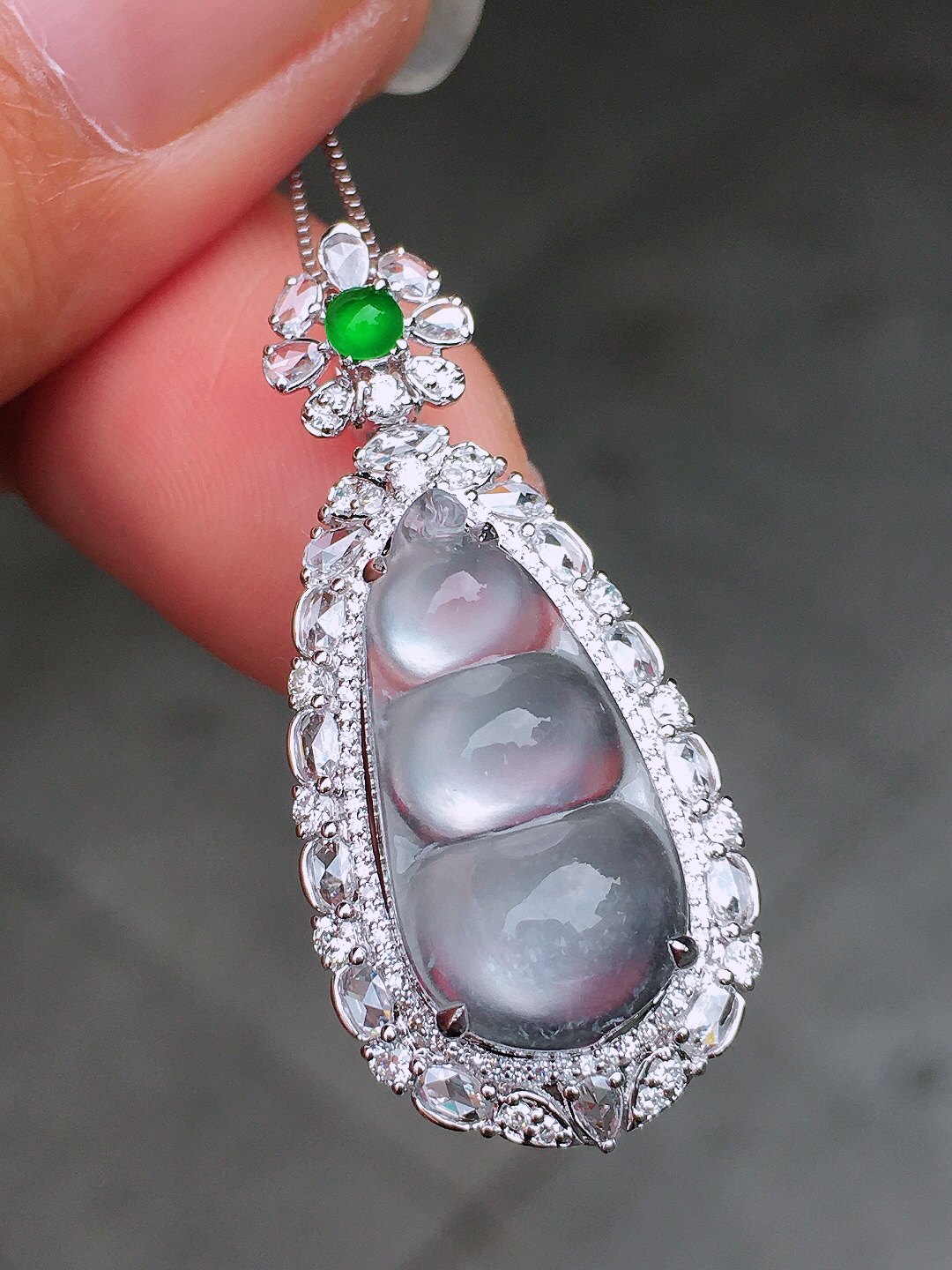 玻璃种福豆吊坠，玉质细腻，荧光感超
强，饱满圆润，尽显优雅气质，18k
金豪华镶嵌