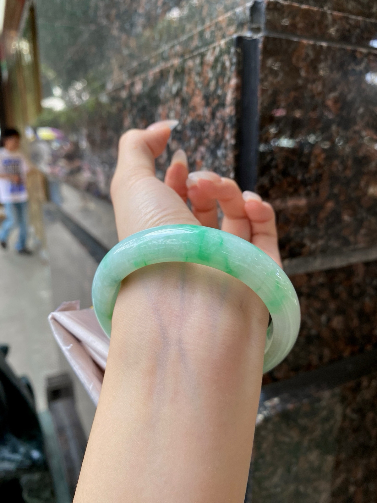 【阳绿花手镯】
尺寸：57.8-13-9.2
自然光无滤镜，原图直出