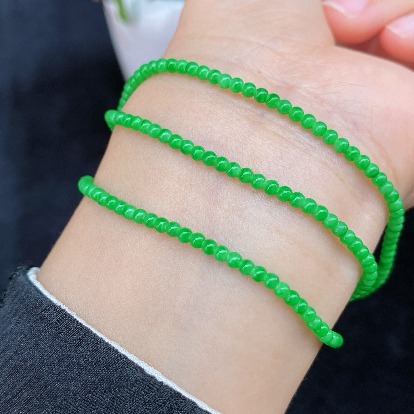 冰阳绿小米珠珠链 
冰种质地，阳绿色浓郁鲜亮
圆珠均匀，光泽细腻
可以置于颈间佩戴，或是缠绕于手