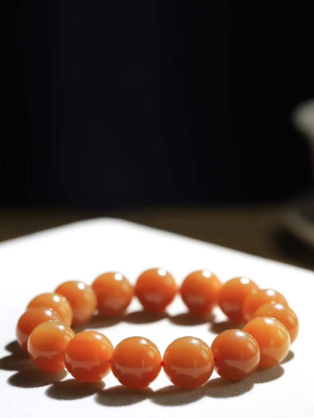 【珠圆玉润.手串】

精品和田玉糖玉珠圆玉润手串 玉质温润细腻  整串打磨圆润，佩戴舒适。珠珠落玉盘，间关莺语花底滑，一生美好时光，无论身在何处，都有它相伴相守。事事顺遂，幸福美满，吉祥如意。重63克 尺寸取一14mm FDL-16302300