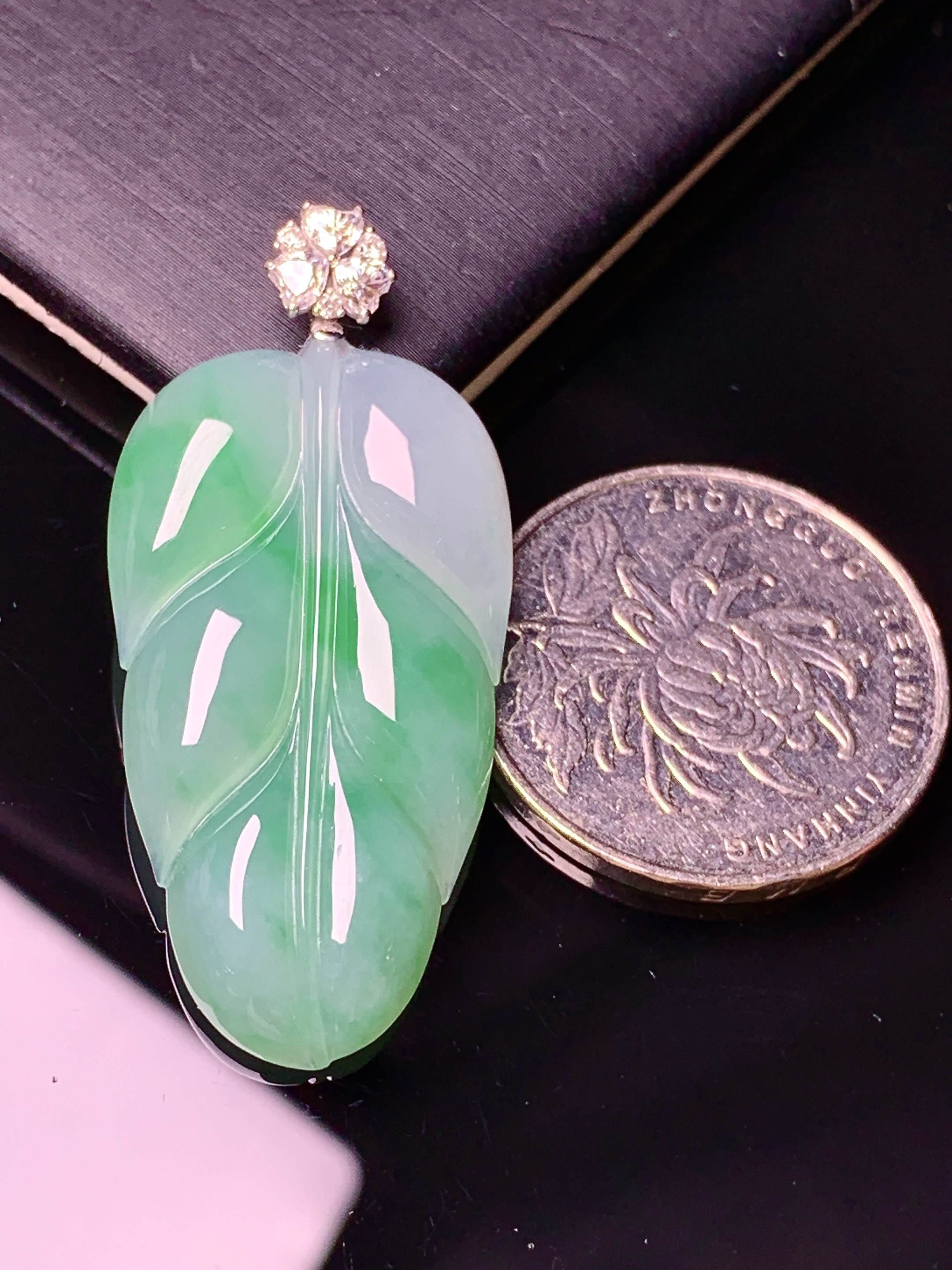 18k金莫桑钻镶嵌飘绿树叶吊坠 玉质细腻 色泽艳丽清新 水润亮眼 整体尺寸43.2*19.8*4.8a2