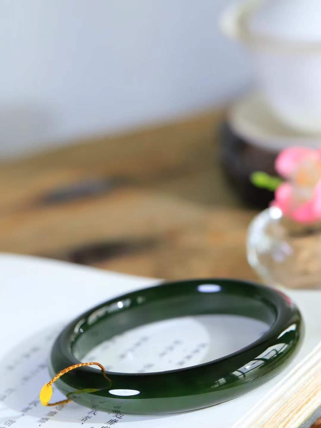 （碧色荡漾.手镯）

精品和田玉碧玉微猫眼手镯，灼灼其华想像靓妆淡伫 ，腕间绿意跳脱冰壶莹，坐间静对，姑射仙姿潇洒处，艳冶最奇料子油润滋腻镯型饱满，手感上佳。重57.5克   内径60mm尺寸12.2-8.8mm  24372313T