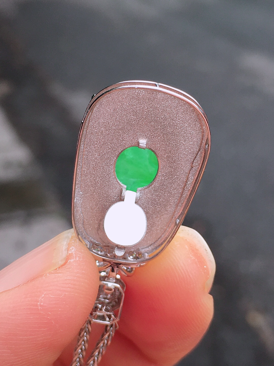 阳绿如意吊坠，色泽均匀艳丽，玉质细腻，荧光感超
强，饱满圆润，尽显优雅气质，18k
金豪华镶嵌