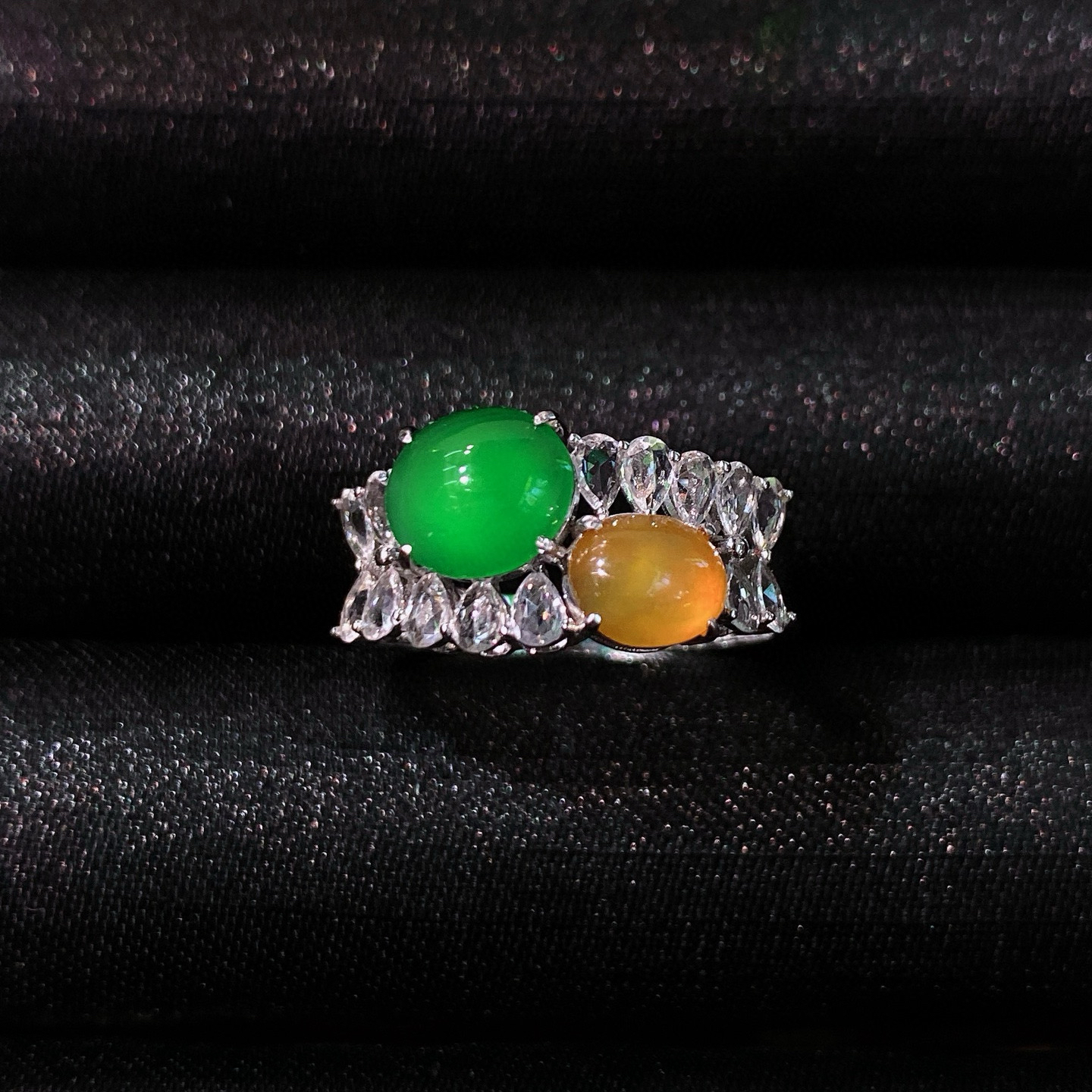 双色蛋面戒指 
冰绿蛋组合戒指，色泽饱满鲜活
18k金镶嵌，精致又大气，实物更美～