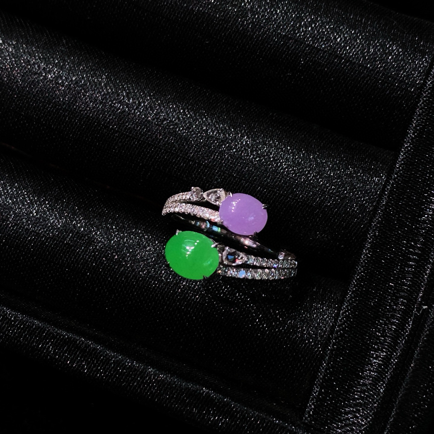 双色蛋面戒指 
紫罗兰的温柔与阳绿的贵气碰撞
让人眼前一亮，实物更美～
18k金镶嵌，佩戴美观大方！