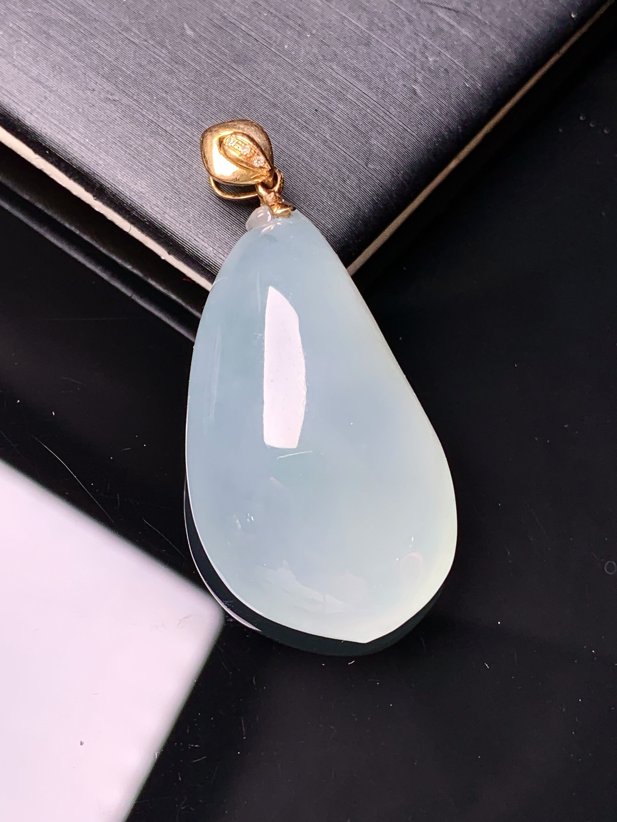 18k金镶嵌冰种福瓜吊坠 玉质细腻 色泽艳丽清新 水润亮眼 整体尺寸40.6*19*10j2