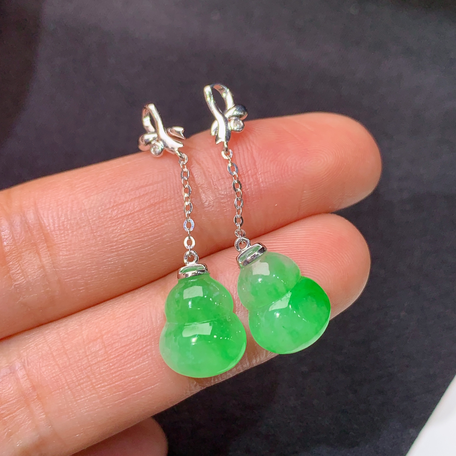 冰阳绿葫芦耳坠，18k金镶嵌，简约时尚，冰润色阳，种水足，Ax 尺寸10.9*9.1*3.3