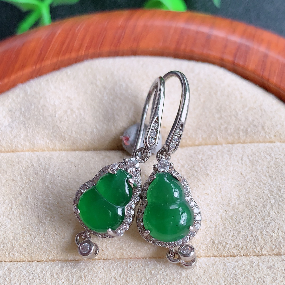 925银镶冰润满绿葫芦翡翠吊坠  寓意“福禄双全，加官进爵，财源滚滚” 莹润通透，抱满大气  清新脱