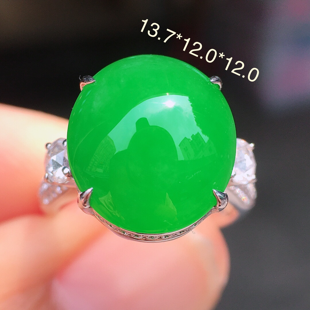 阳绿蛋面戒指，色泽均匀艳丽，玉质细腻，荧光感超
强，饱满圆润，尽显优雅气质，18k
金豪华镶嵌