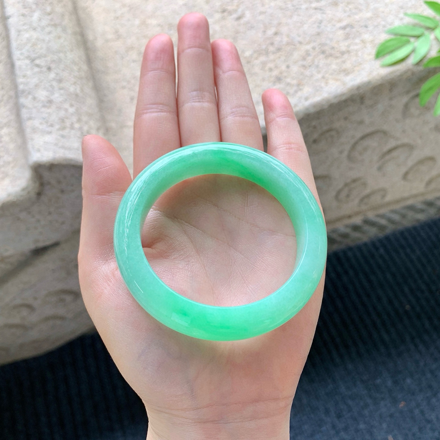 正圈52 53
【圈口】53.4/13/8.8
【描述】阳绿，满绿，水润，种老，细腻，无纹裂！